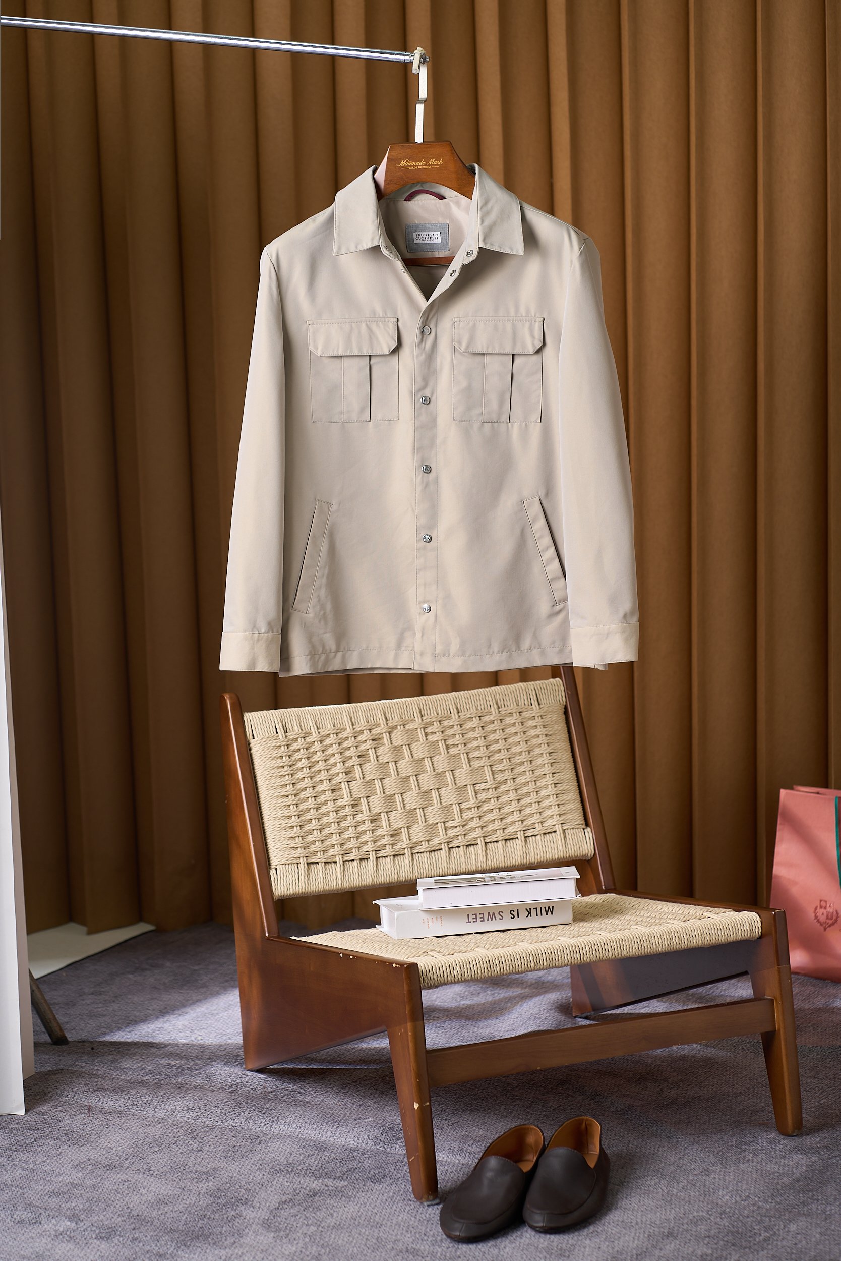 【入秋BC臻品之选：极简廓形夹克外套，辅料细节彰显质感】这款外套以利落简约的廓形为核心，整体线条流畅自然