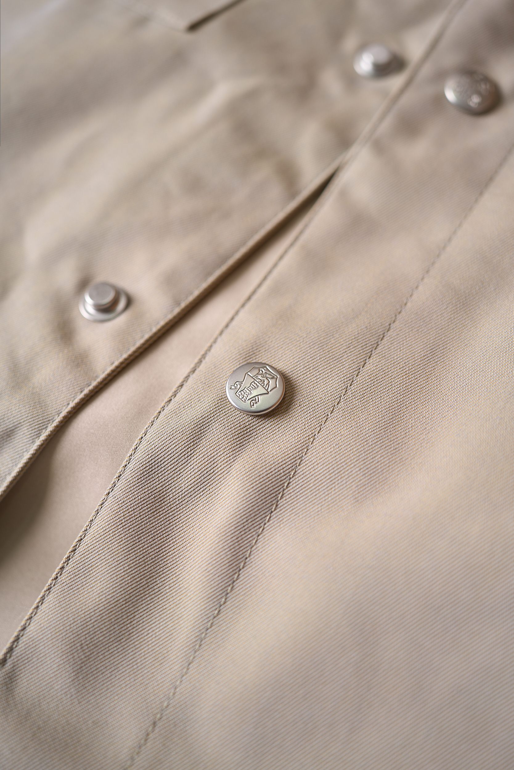 【入秋BC臻品之选：极简廓形夹克外套，辅料细节彰显质感】这款外套以利落简约的廓形为核心，整体线条流畅自然