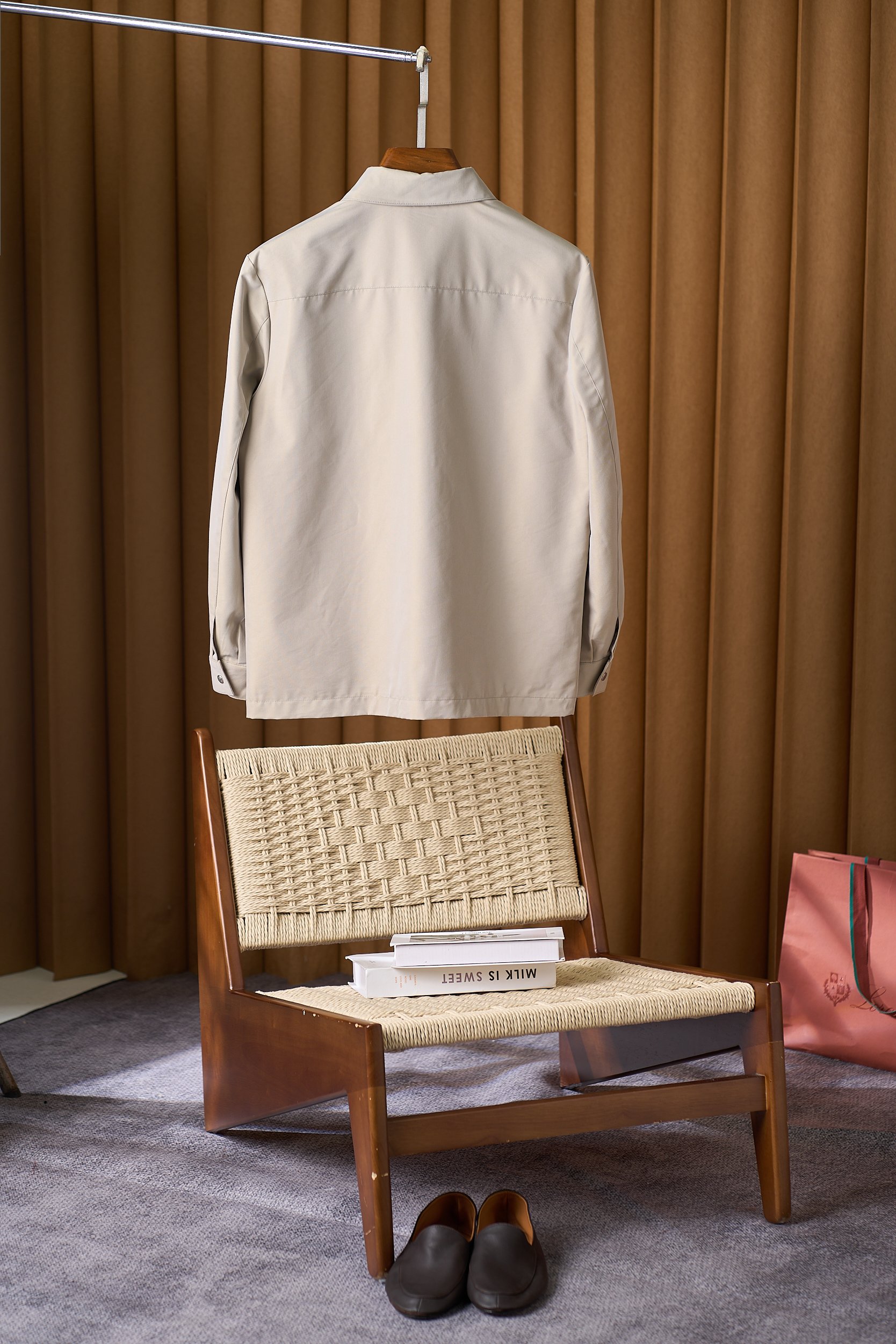 【入秋BC臻品之选：极简廓形夹克外套，辅料细节彰显质感】这款外套以利落简约的廓形为核心，整体线条流畅自然