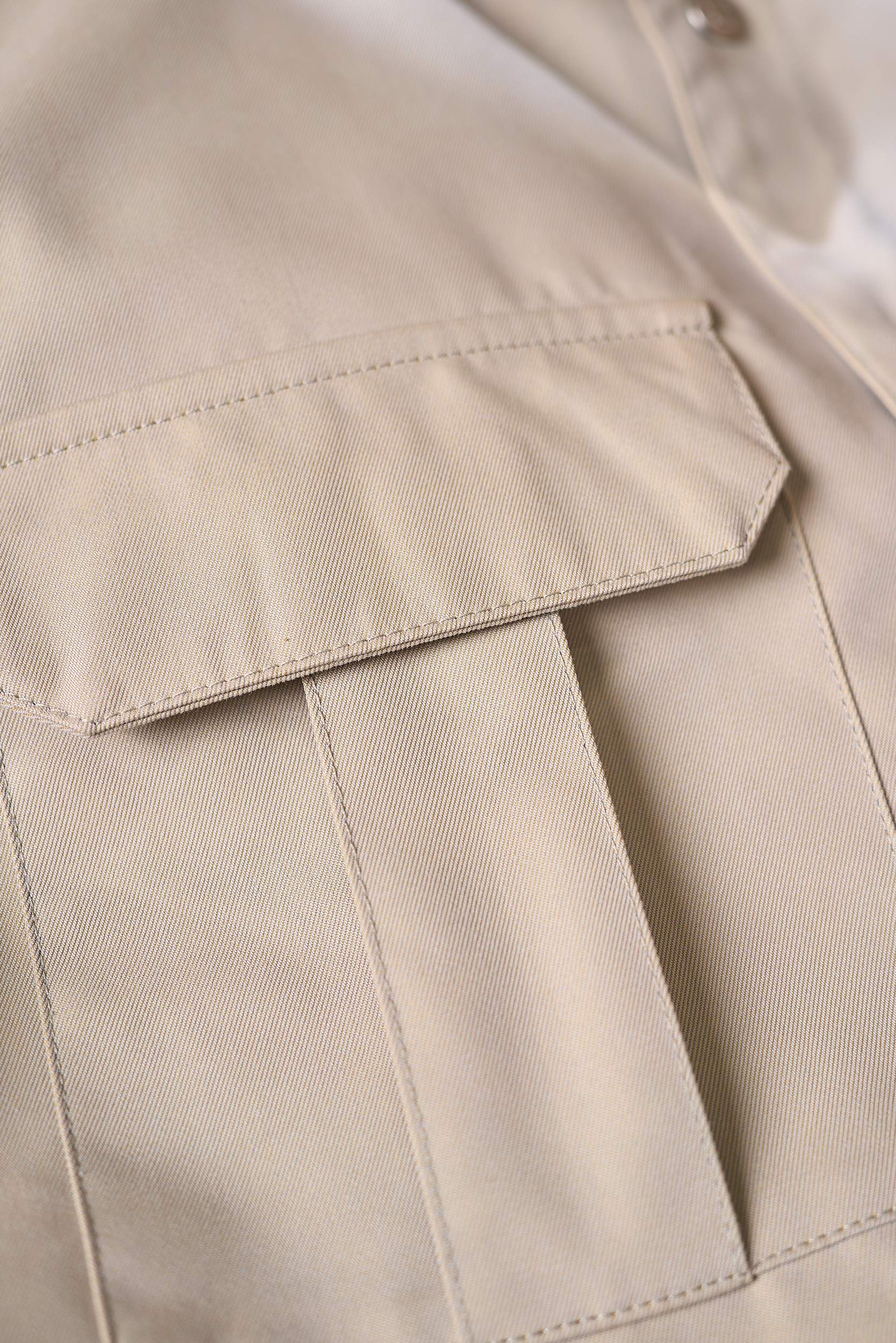 【入秋BC臻品之选：极简廓形夹克外套，辅料细节彰显质感】这款外套以利落简约的廓形为核心，整体线条流畅自然