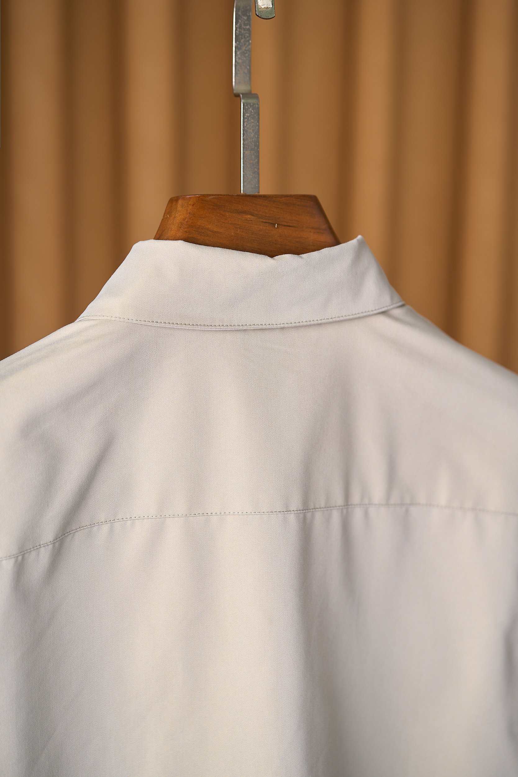 【入秋BC臻品之选：极简廓形夹克外套，辅料细节彰显质感】这款外套以利落简约的廓形为核心，整体线条流畅自然