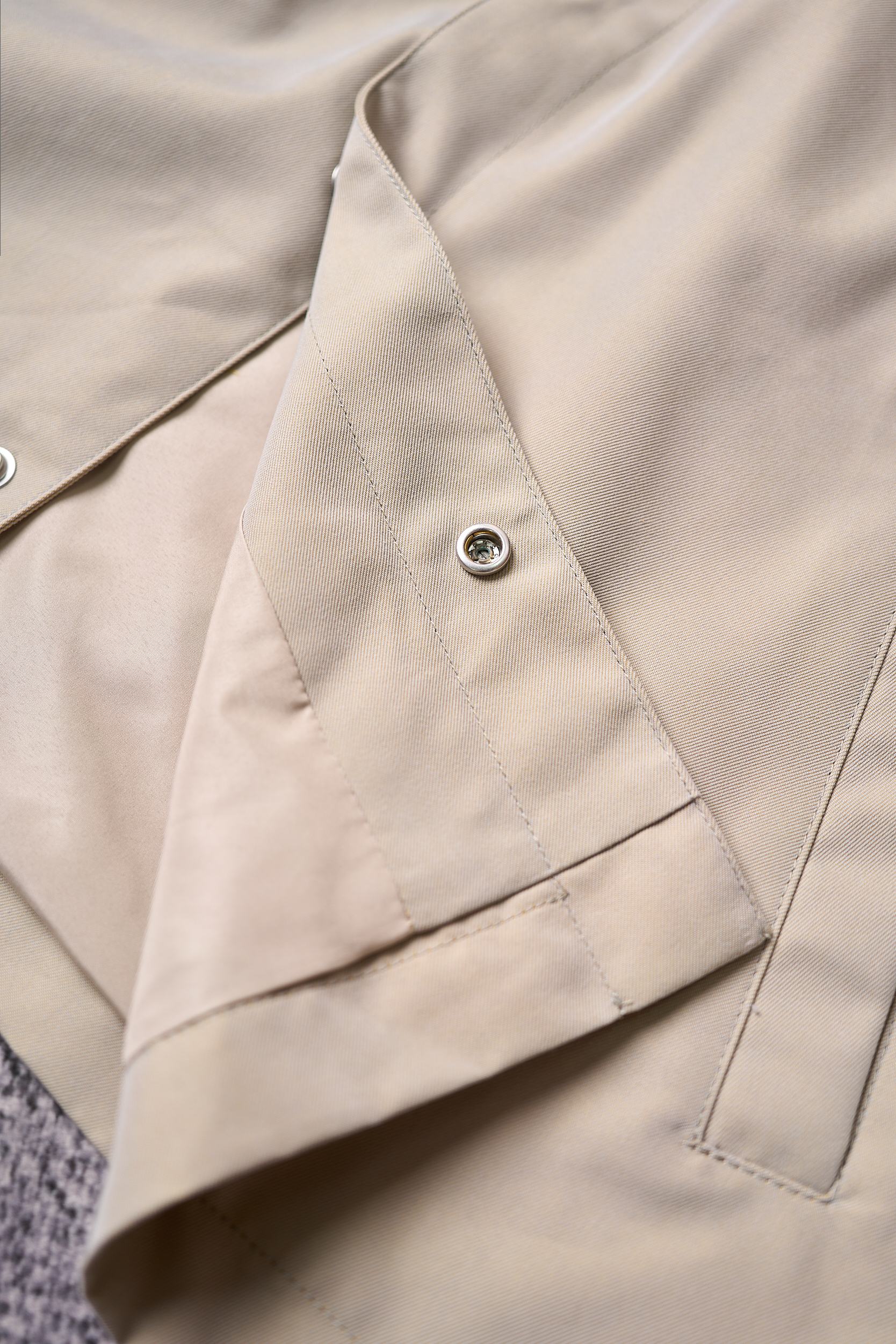 【入秋BC臻品之选：极简廓形夹克外套，辅料细节彰显质感】这款外套以利落简约的廓形为核心，整体线条流畅自然