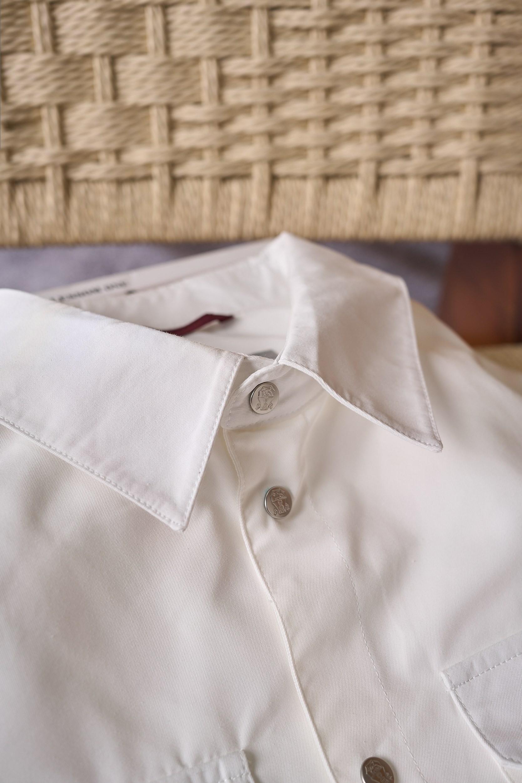 【入秋BC臻品之选：极简廓形夹克外套，辅料细节彰显质感】这款外套以利落简约的廓形为核心，整体线条流畅自然