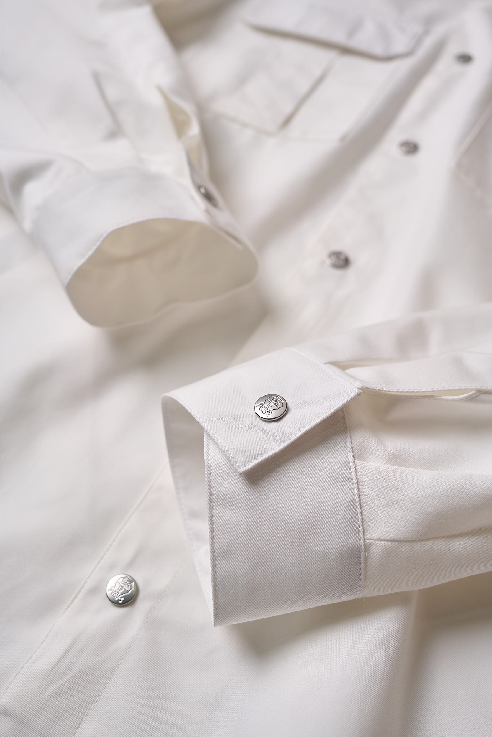 【入秋BC臻品之选：极简廓形夹克外套，辅料细节彰显质感】这款外套以利落简约的廓形为核心，整体线条流畅自然