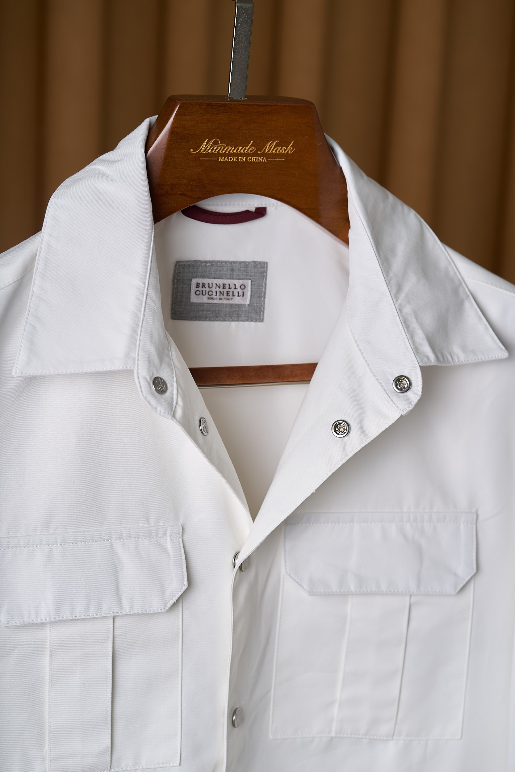 【入秋BC臻品之选：极简廓形夹克外套，辅料细节彰显质感】这款外套以利落简约的廓形为核心，整体线条流畅自然