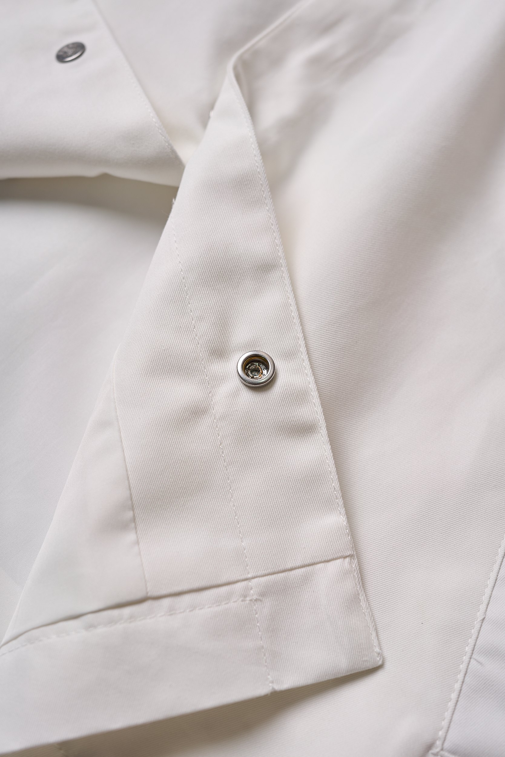 【入秋BC臻品之选：极简廓形夹克外套，辅料细节彰显质感】这款外套以利落简约的廓形为核心，整体线条流畅自然