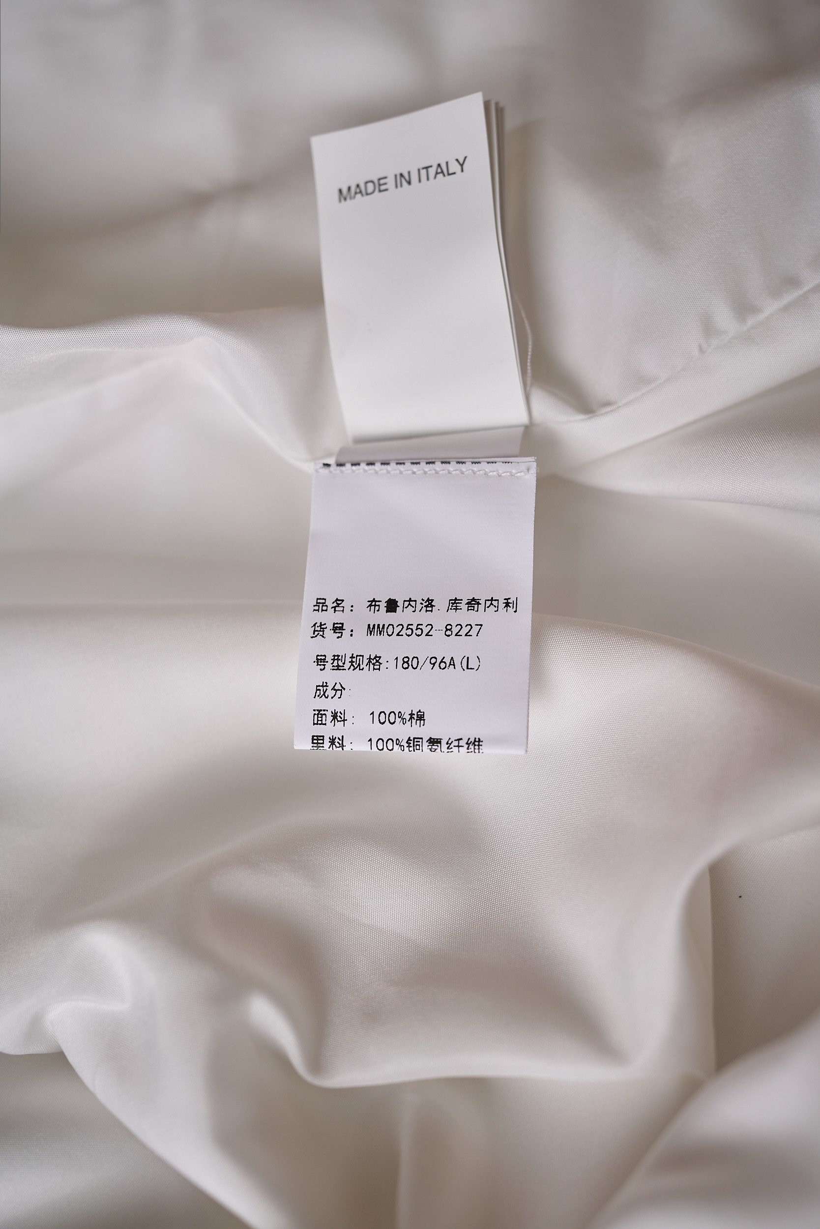 【入秋BC臻品之选：极简廓形夹克外套，辅料细节彰显质感】这款外套以利落简约的廓形为核心，整体线条流畅自然