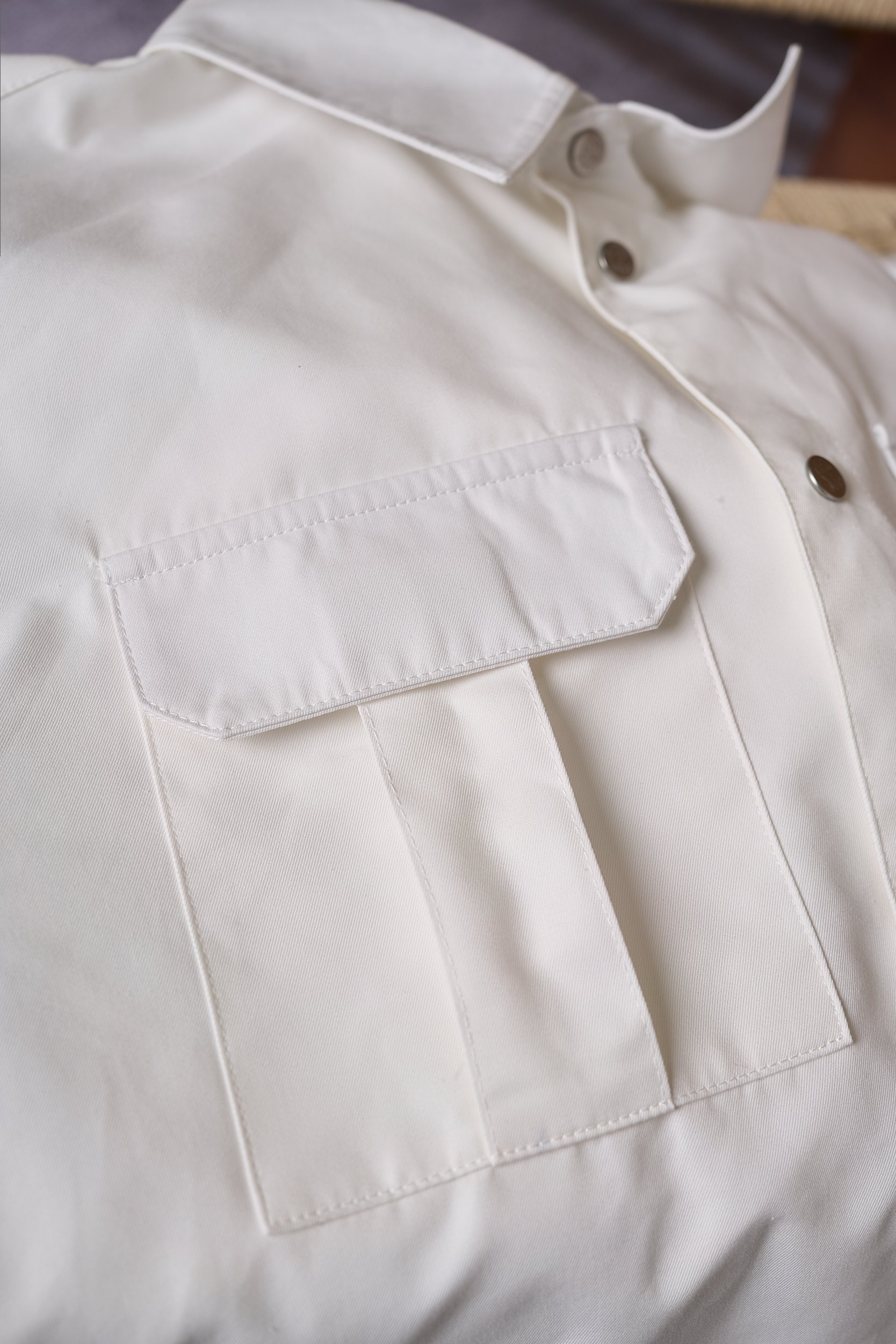 【入秋BC臻品之选：极简廓形夹克外套，辅料细节彰显质感】这款外套以利落简约的廓形为核心，整体线条流畅自然