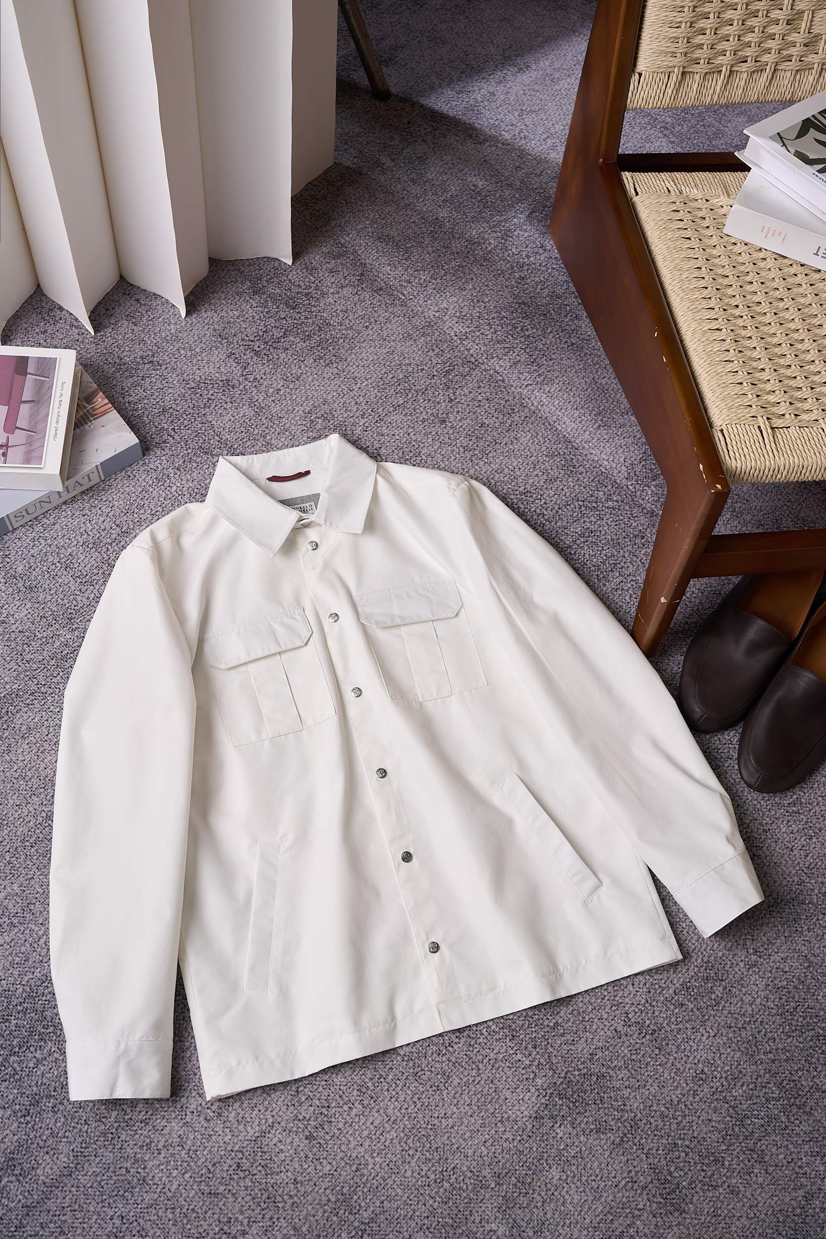 【入秋BC臻品之选：极简廓形夹克外套，辅料细节彰显质感】这款外套以利落简约的廓形为核心，整体线条流畅自然