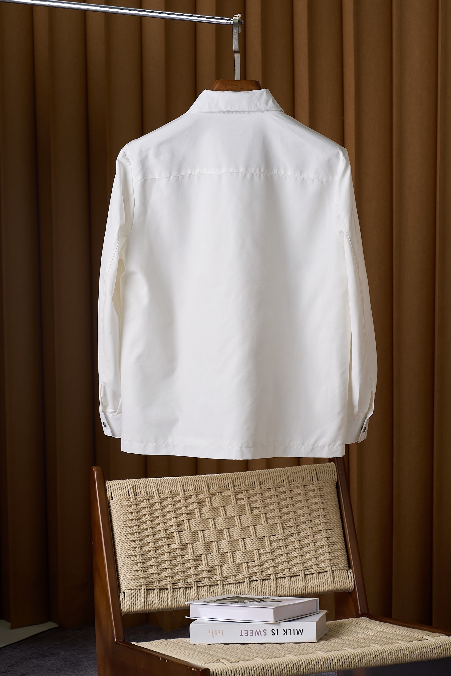 【入秋BC臻品之选：极简廓形夹克外套，辅料细节彰显质感】这款外套以利落简约的廓形为核心，整体线条流畅自然