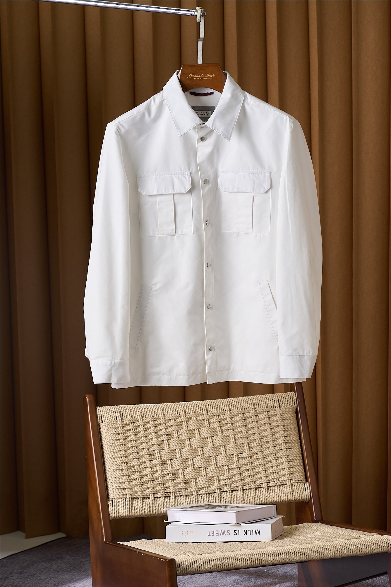 【入秋BC臻品之选：极简廓形夹克外套，辅料细节彰显质感】这款外套以利落简约的廓形为核心，整体线条流畅自然