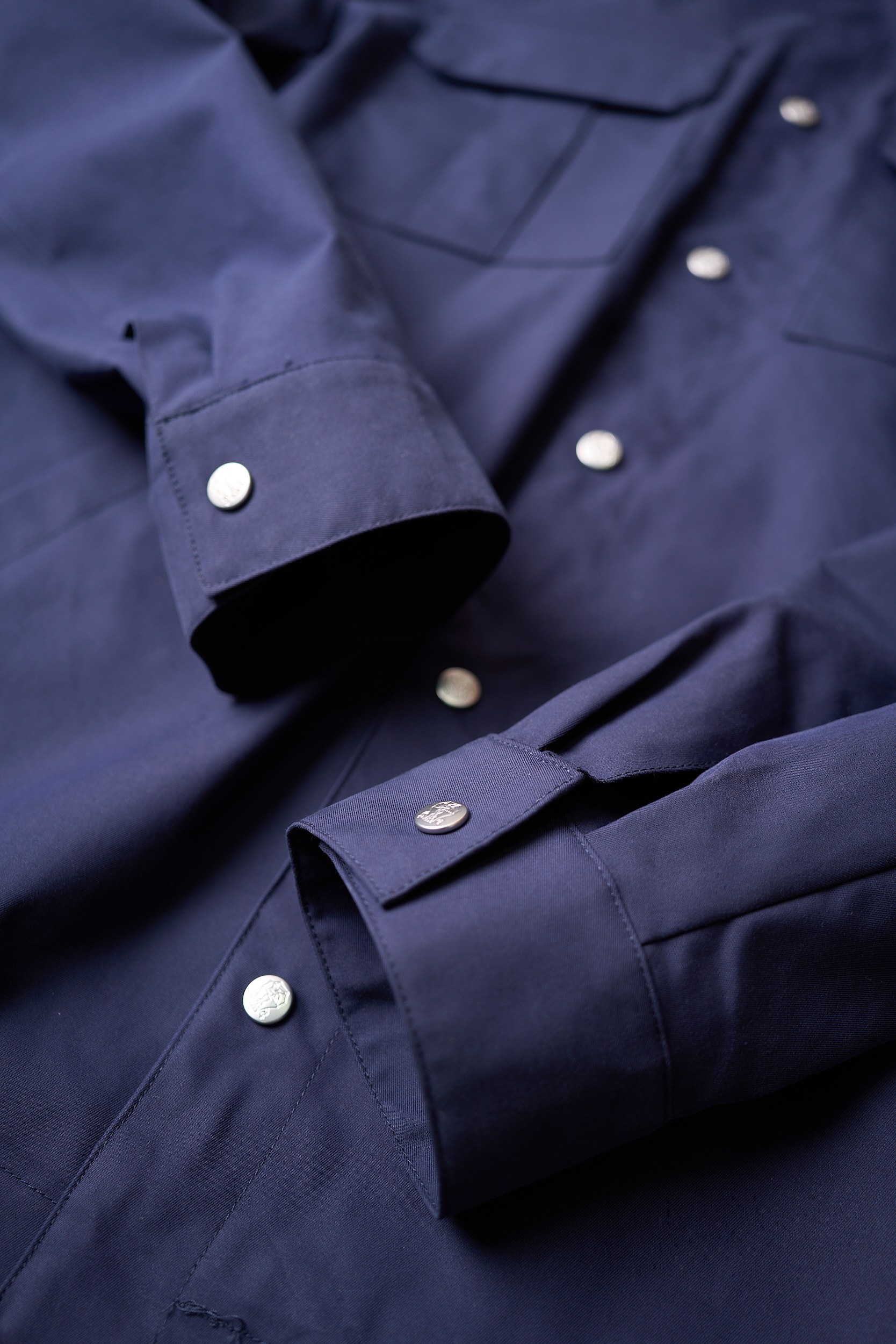 【入秋BC臻品之选：极简廓形夹克外套，辅料细节彰显质感】这款外套以利落简约的廓形为核心，整体线条流畅自然