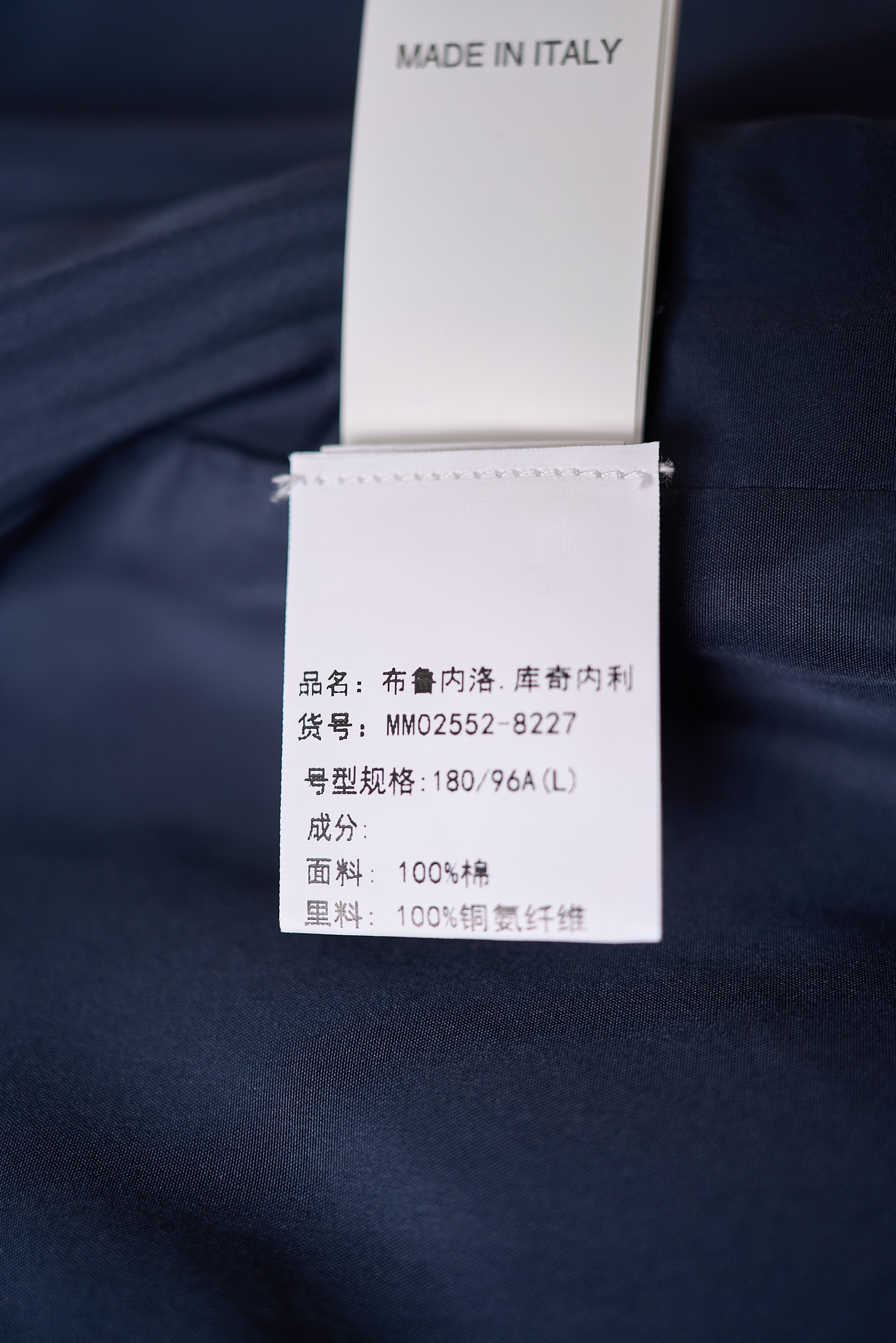 【入秋BC臻品之选：极简廓形夹克外套，辅料细节彰显质感】这款外套以利落简约的廓形为核心，整体线条流畅自然