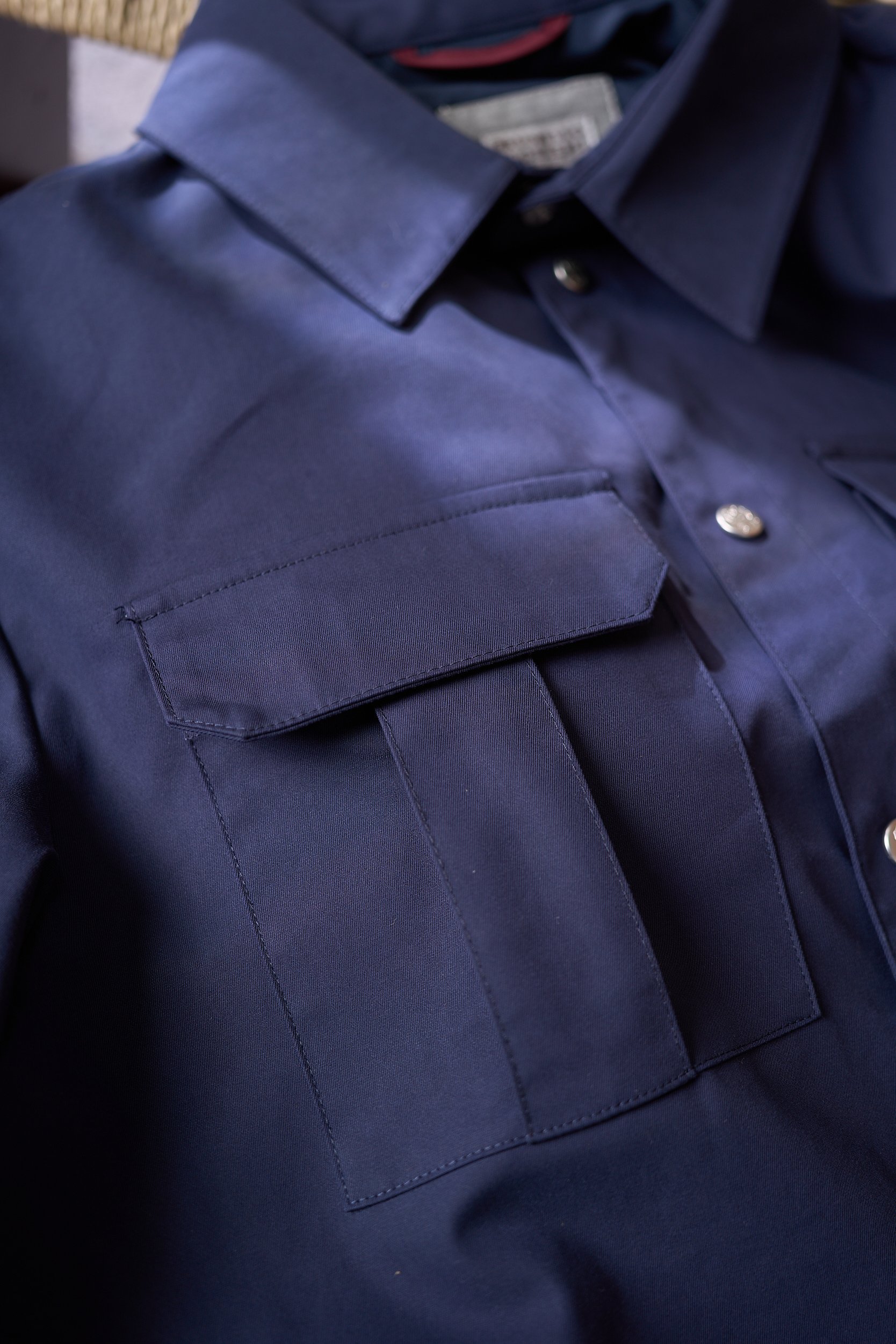 【入秋BC臻品之选：极简廓形夹克外套，辅料细节彰显质感】这款外套以利落简约的廓形为核心，整体线条流畅自然