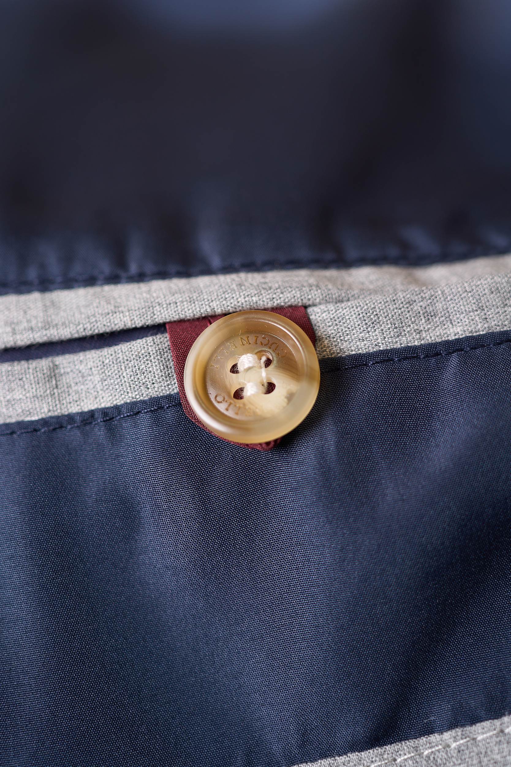 【入秋BC臻品之选：极简廓形夹克外套，辅料细节彰显质感】这款外套以利落简约的廓形为核心，整体线条流畅自然