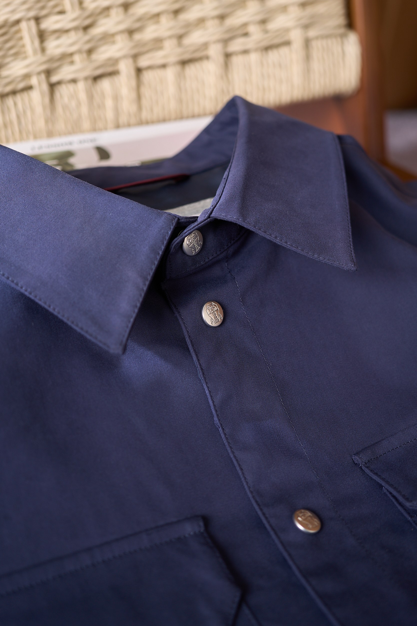 【入秋BC臻品之选：极简廓形夹克外套，辅料细节彰显质感】这款外套以利落简约的廓形为核心，整体线条流畅自然