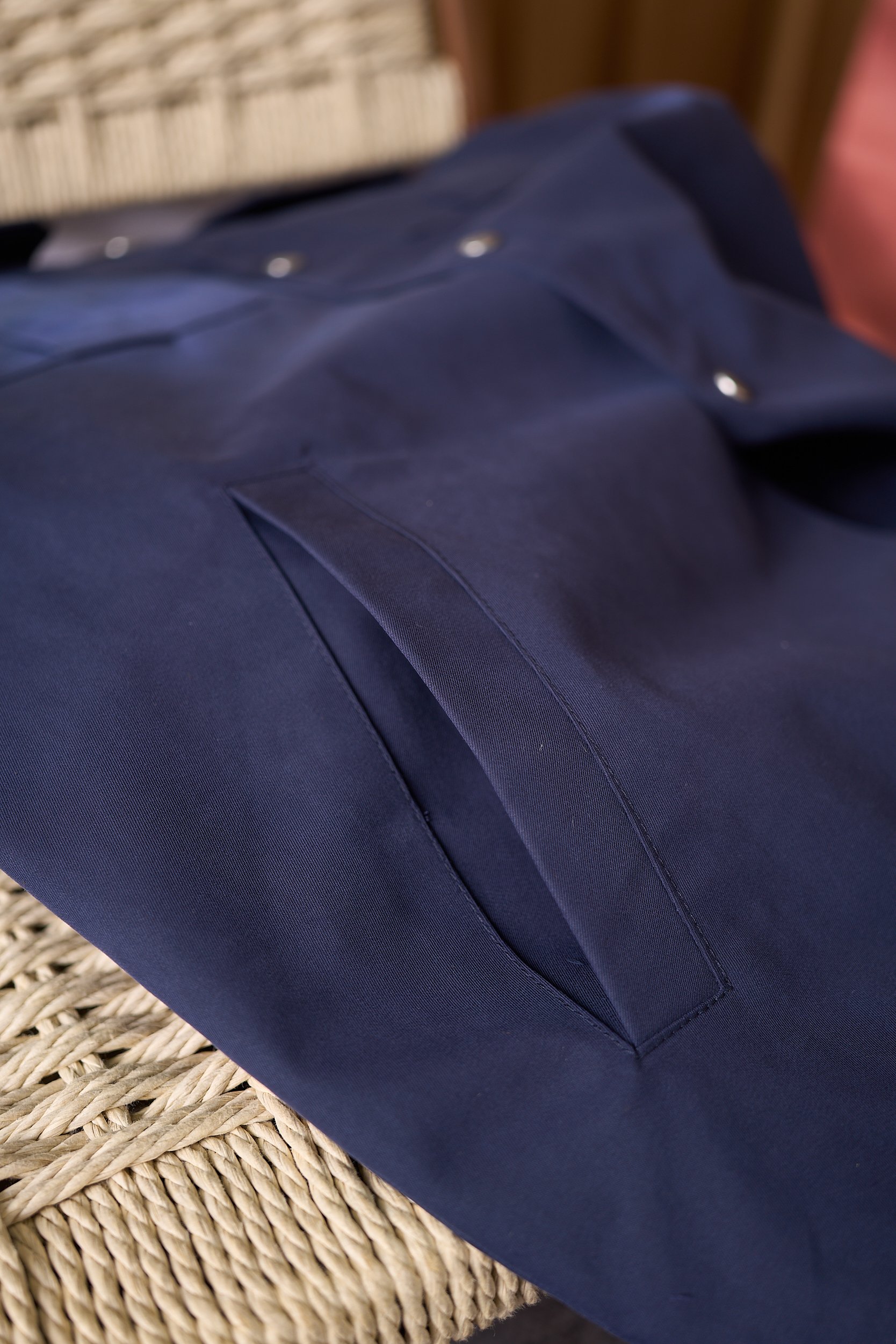 【入秋BC臻品之选：极简廓形夹克外套，辅料细节彰显质感】这款外套以利落简约的廓形为核心，整体线条流畅自然