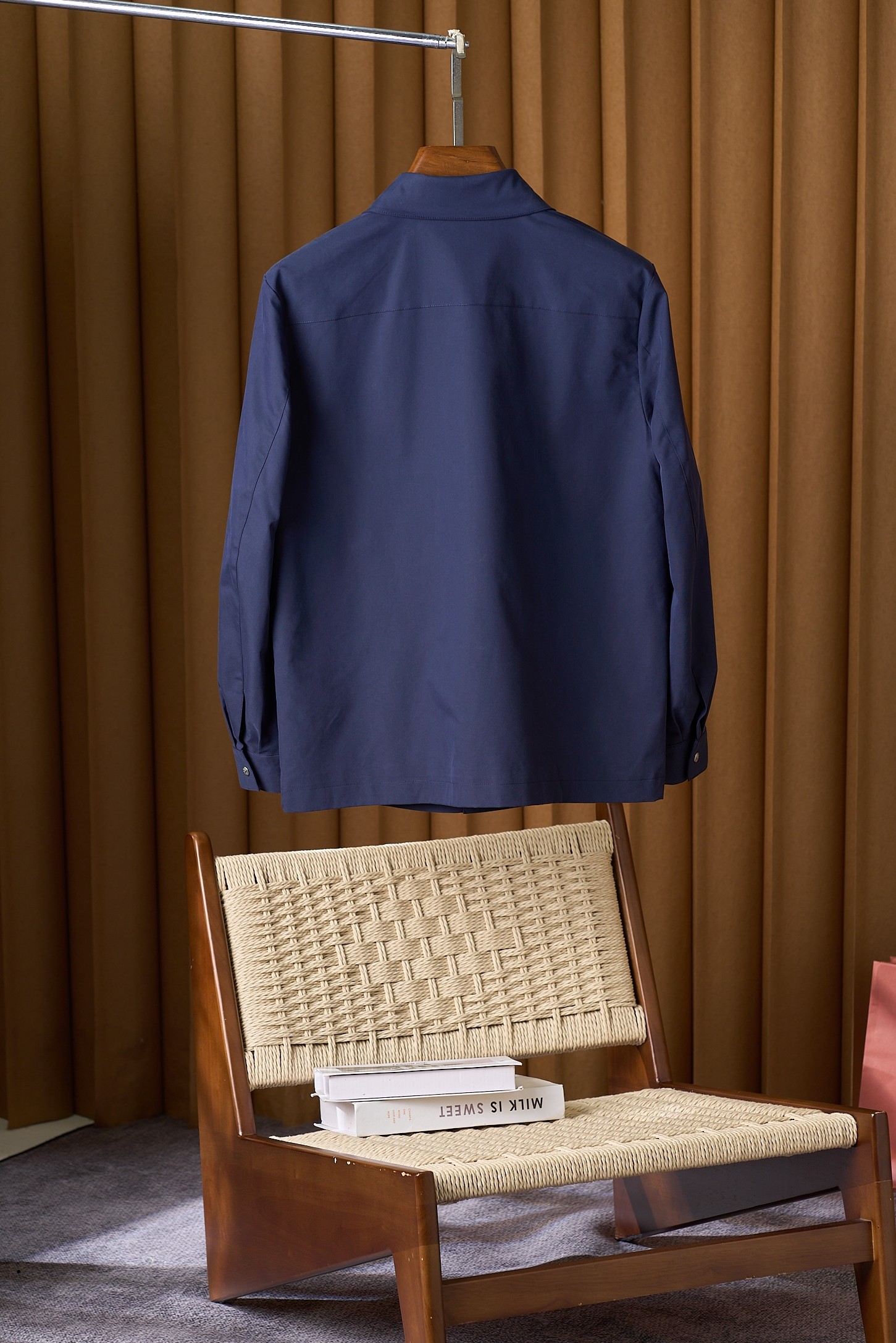 【入秋BC臻品之选：极简廓形夹克外套，辅料细节彰显质感】这款外套以利落简约的廓形为核心，整体线条流畅自然