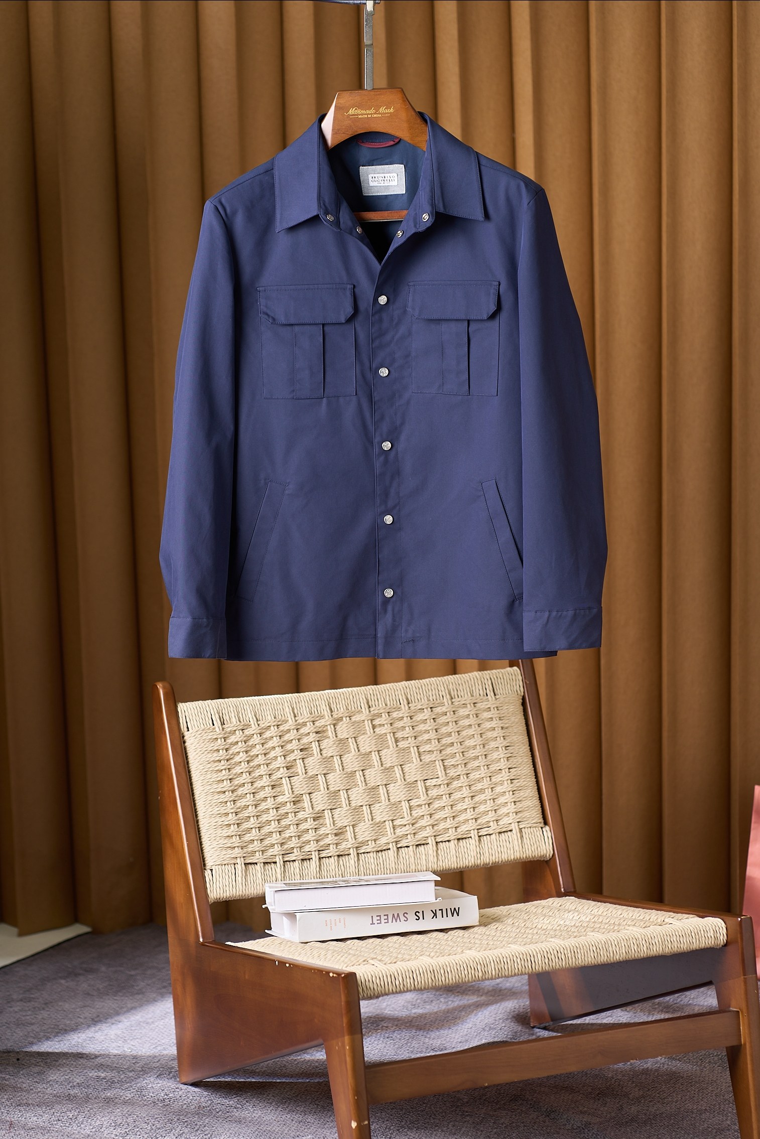 【入秋BC臻品之选：极简廓形夹克外套，辅料细节彰显质感】这款外套以利落简约的廓形为核心，整体线条流畅自然