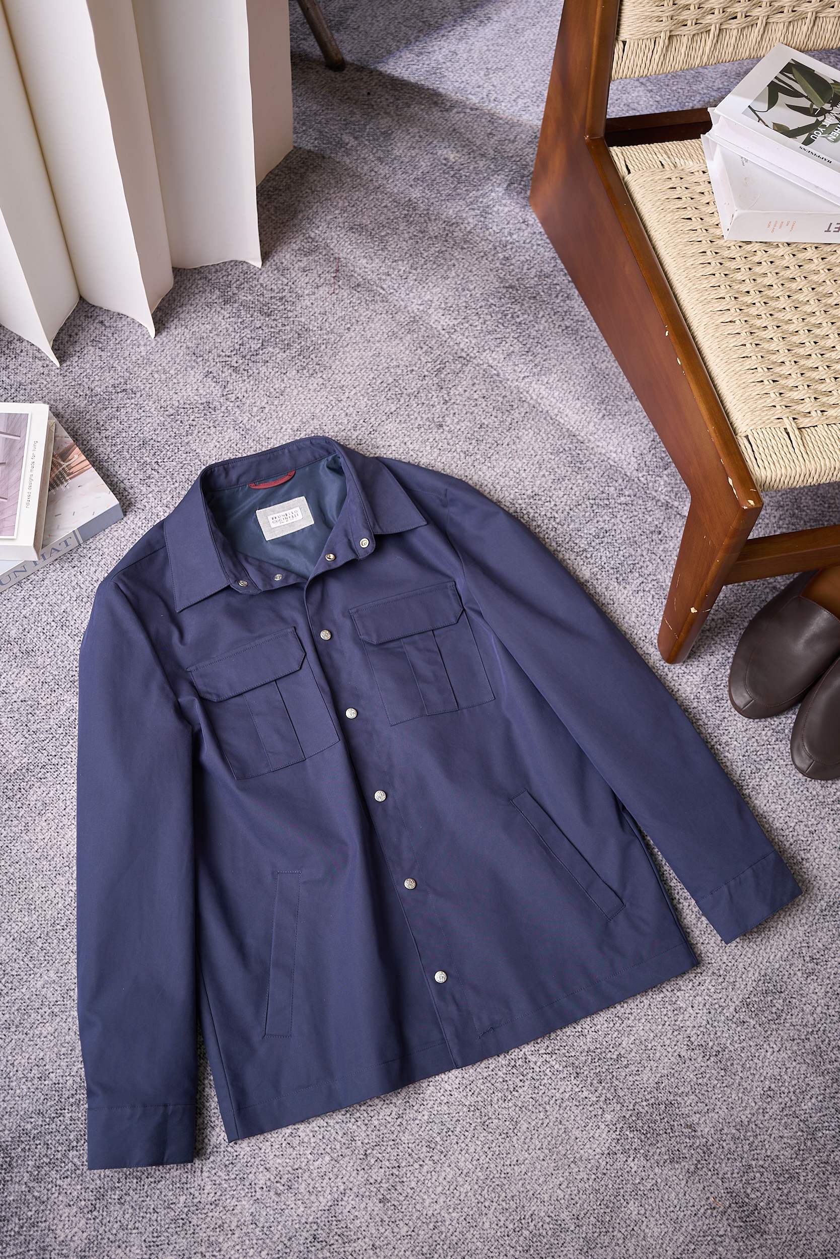 【入秋BC臻品之选：极简廓形夹克外套，辅料细节彰显质感】这款外套以利落简约的廓形为核心，整体线条流畅自然