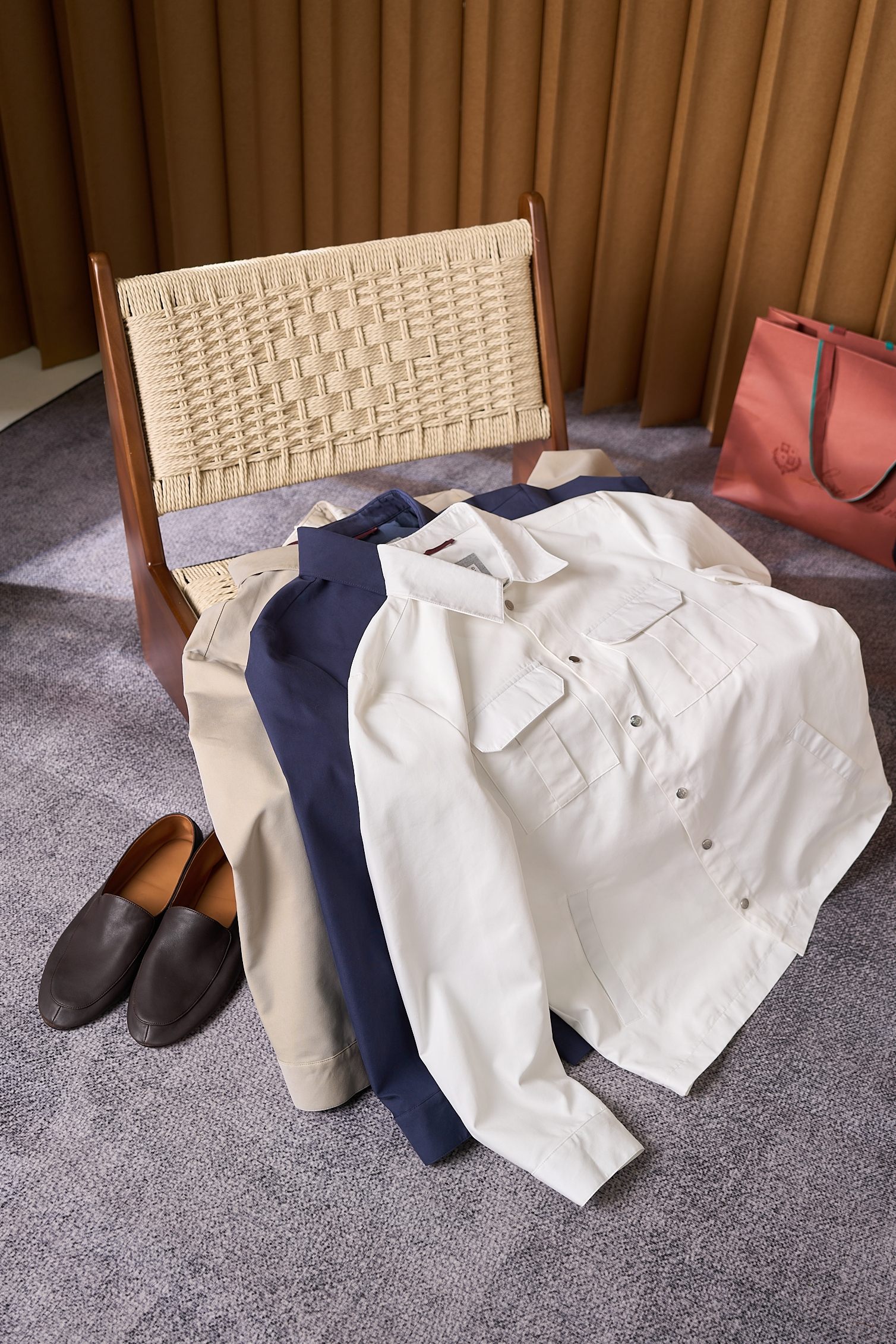 【入秋BC臻品之选：极简廓形夹克外套，辅料细节彰显质感】这款外套以利落简约的廓形为核心，整体线条流畅自然