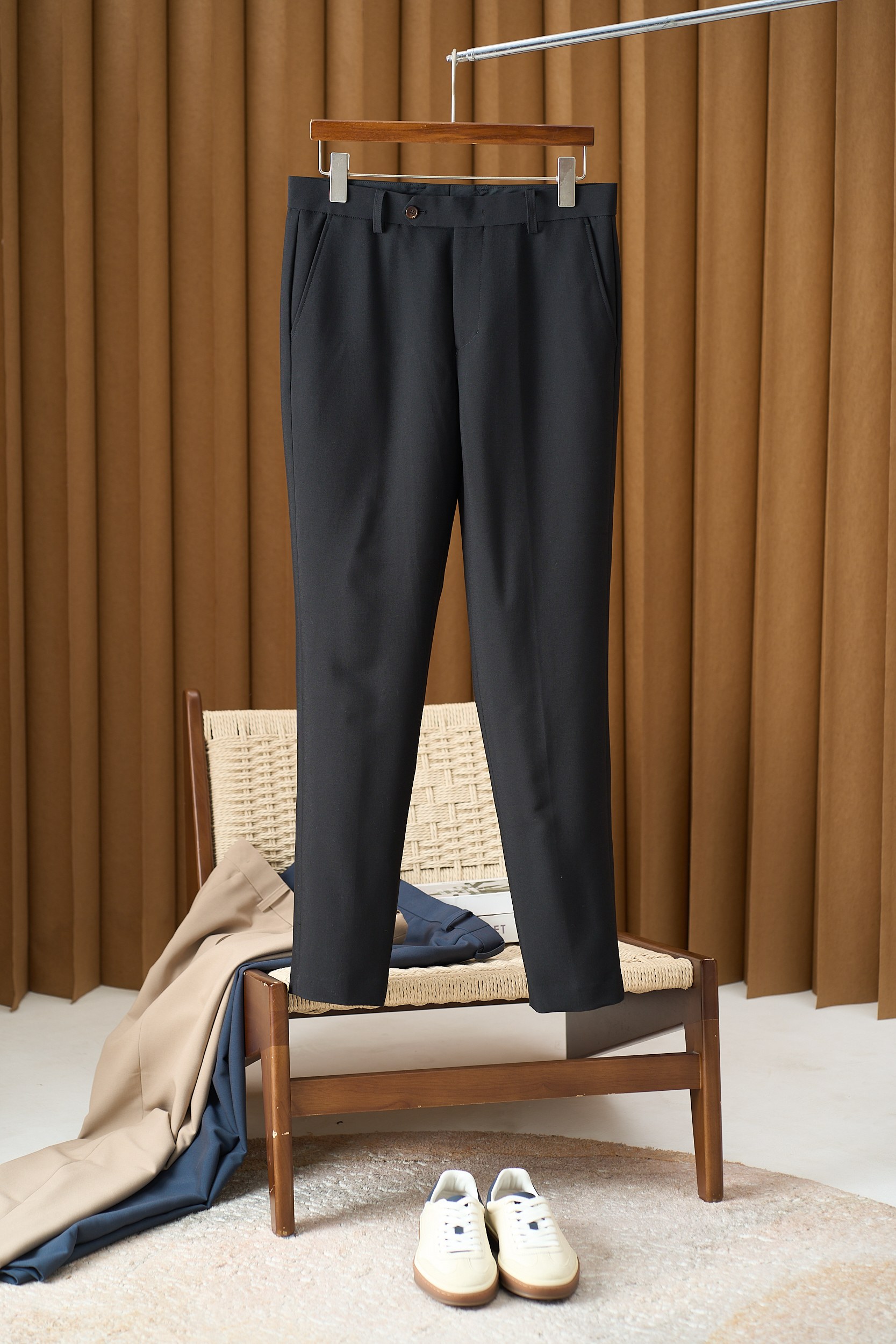 NO:522653,[Three-dimensional mid-waist design is selected for blended fabrics such as wool Tennis, straight and micro-closed design to wear comfortable and stylish casual trousers] Men's three-dimensional tailoring casual trousers are double advanced in comfort and shape. Selected wool and Tennis, which combine the crisp texture of wool and the soft and breathable of Tennis, and the touch is delicate and skin-friendly. It is not easy to sweat after wearing it for a long time. It can maintain a refreshing body feeling in daily commuting or casual occasions. The style adopts three-dimensional tailoring + mid-waist design, which cleverly fits the waist curve, does not tighten or slides down, and easily modify the waist and hip ratio; the trousers are straight and slightly closed, which not only accommodates the leg lines, visually lengthens the legs, and avoids the feeling of being too loose and dragged. It is neat and stylish when walking, and it is not easy to wrinkle when sitting for a long time, taking into account comfort and decent.  No need for complicated matching. Whether it is a light business style with a shirt or a T-shirt to interpret a casual feeling, you can easily wear it out of a neat aura for men. It is a must-have item in the wardrobe that takes into account both practicality and fashion. Size 30-38, Shirts,tees, t-shirt, alexander wang19860909【立体感十足中腰设计甄选羊毛天丝等混纺面料直筒微收口设计穿着舒适有型休闲西裤长裤】男士立体剪裁休闲西裤舒适与型格的双重进阶. 精选羊毛与天丝混纺面料,兼具羊毛的挺括质感与天丝的柔软透气,触感细腻亲肤,久穿不易闷汗,日常通勤或休闲场合皆能保持清爽体感. 版型上采用立体剪裁+中腰设计,巧妙贴合腰部曲线,不紧绷不滑落,轻松修饰腰臀比例；裤型为直筒微收口,既能包容腿部线条,视觉上拉长腿型,又避免了过于宽松的拖沓感,行走间利落有型,久坐也不易产生褶皱,兼顾舒适与体面. 无需复杂搭配,无论是搭配衬衫打造轻商务风,还是配T恤演绎休闲感,都能轻松穿出男士利落气场,是衣橱中兼顾实用性与时尚感的必备单品. 码数30-38,,shirts,tees，t-shirt,alexander wang,Men's clothing