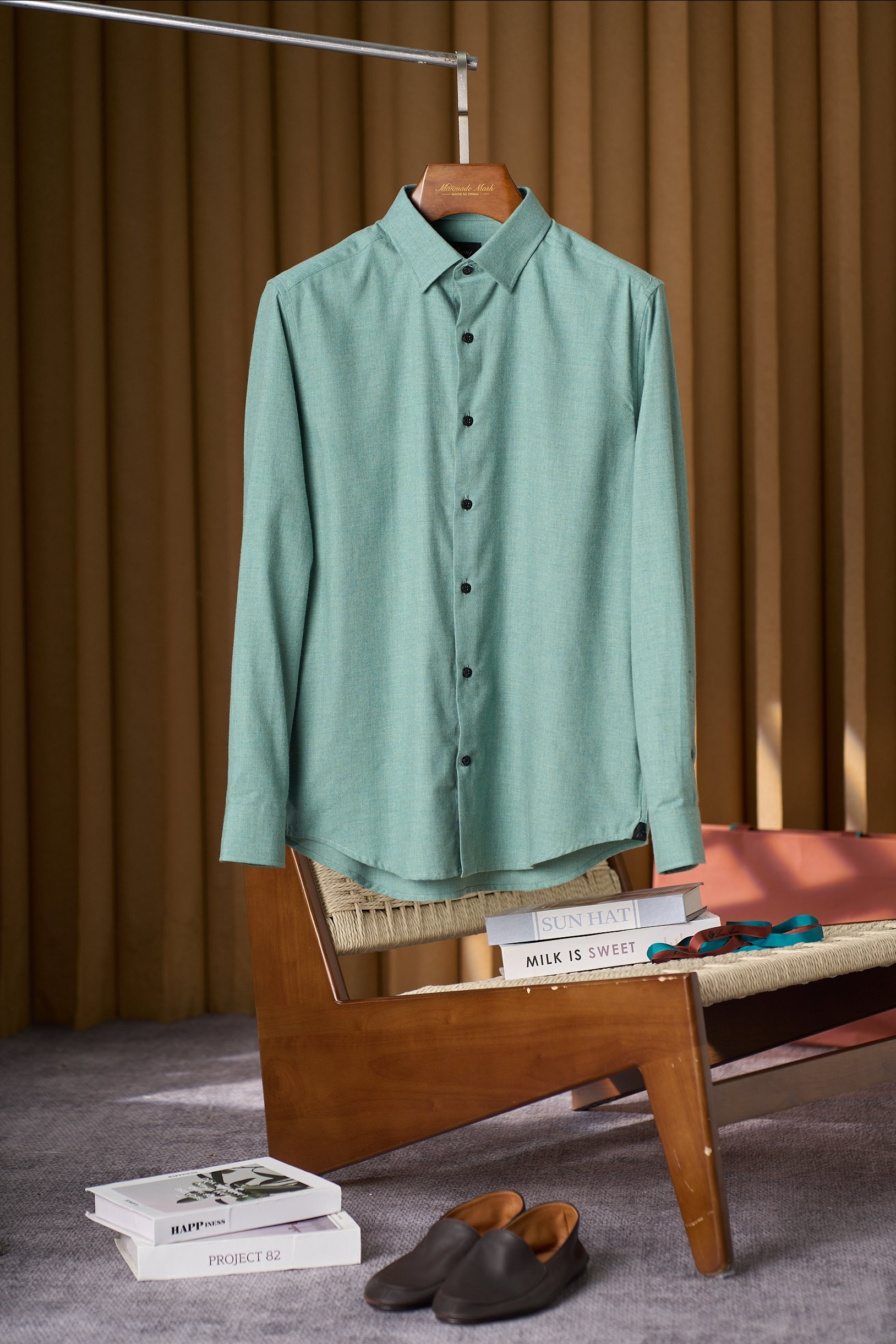 NO:522651,[Unlock a new realm of comfort, Breoni cashmere-blend casual men's shirt] Men, have they been looking for a shirt that can balance texture and comfort, and can also show unique taste?  Breoni's cashmere-blend casual men's shirt is the unique color you lack in your closet. Cashmere, known as the 'Fiber Queen', is a precious gift given by nature. When it meets the shirt, it brings an unparalleled soft touch. Putting on this shirt gently seems to be wrapped in a cloud, and every inch of your skin can feel the delicate care. Whether it is the slight friction between your neck after a busy day or the contact between your arms and clothes during daily activities, it has become a pleasure, and there is no longer the roughness and discomfort that ordinary shirts may bring.  The unique structure of cashmere fiber allows it to adjust its breathability according to the ambient temperature. In a warm room, it can timely discharge the heat generated by the body and keep the skin dry. When you are in a slightly cool outdoor, it can effectively lock the body temperature and give you just the right amount of warmth. You can stay comfortable and comfortable in all occasions without worrying about the troubles caused by temperature changes. Cashmere-blend fabric also has excellent wrinkle resistance. Even after a long period of wearing and folding storage, it can still remain flat and crisp, showing your ability and elegance at any time. This shirt continues Breoni's usual simple and casual style, with a smooth line. Whether it is paired with jeans to show casualness and freedom, or a combination of suit pants to create a business casual style, it can be easily controlled.  wang19860909【解锁舒适新境界,布莱奥尼羊绒混纺休闲男士衬衫】 男士们,是否一直在寻觅一件能兼顾质感与舒适,还能展现独特品味的衬衫？布莱奥尼这款羊绒混纺休闲男士衬衫,就是你衣橱里缺失的那抹独特色彩. 羊绒,被誉为“纤维皇后”,是大自然赋予的珍贵礼物.当它与衬衫相遇,便带来了无与伦比的柔软触感.轻轻穿上这件衬衫,仿佛被云朵温柔包裹,每一寸肌肤都能感受到那细腻的呵护.无论是忙碌一天后颈间的轻微摩擦,还是日常活动时手臂与衣物的接触,都成为一种享受,再无普通衬衫可能带来的粗糙与不适. 羊绒纤维独特的结构,使其能够根据环境温度调节透气性.在温暖的室内,它能及时排出身体产生的热气,保持肌肤干爽；当身处微凉的户外,又能有效锁住体温,给予你恰到好处的温暖.让你在各种场合都能保持舒适自在,无需担心气温变化带来的困扰. 羊绒混纺面料还具有出色的抗皱性,即使经过长时间的穿着和折叠存放,它依然能保持平整挺括,随时展现你的干练与优雅. 这款衬衫延续了布莱奥尼一贯的简约休闲风格,剪裁合身,线条流畅,无论是搭配牛仔裤展现随性洒脱,还是与西装裤组合营造商务休闲风,都能轻松驾驭. 码数M-3XL,,jeans,shirts,business suit,alexander wang,Men's clothing