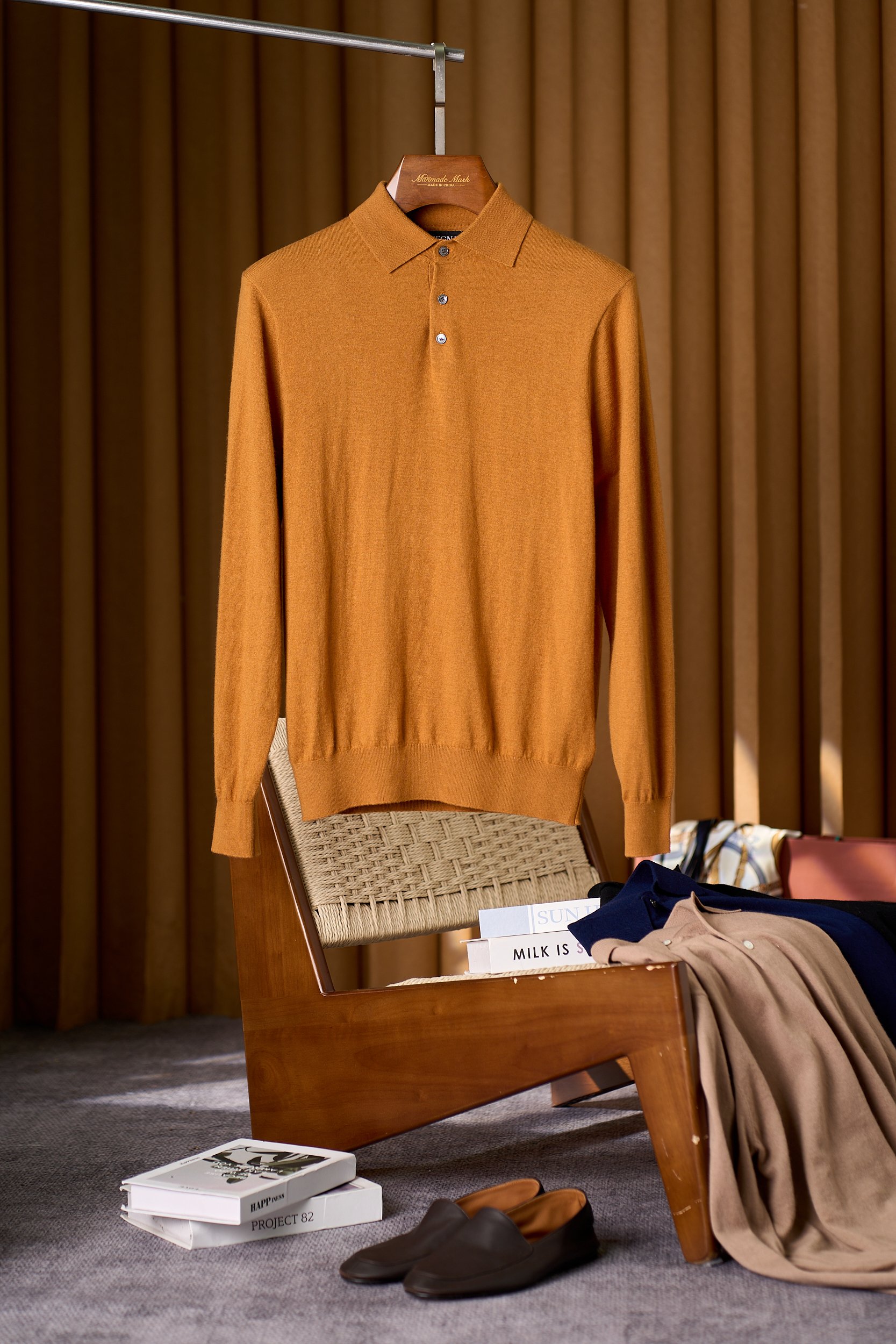 NO:522665,[The luxury you can get, the warmth of the ZG lapel wool sweater is made of delicate fibers, and the charm of time is woven with fine fibers, telling eternal elegance in every needle and thread] In the field of high-end knitted clothing for men, Jenia has always occupied an important position. This wool sweater is the master of the brand's exquisite craftsmanship and excellent quality. It is selected with excellent wool raw materials, with delicate fibers and shiny, soft and silky touch, gently fits the skin like a cloud, giving the body the ultimate care. Its excellent warmth performance can lock you in the cold season and resist the bitter cold, but will not make you feel bloated or restrained.  The classic Polo collar design is simple but elegant. The details of the three-pin buttons add a bit of exquisiteness. Whether it is business travel or casual gathering, it can be easily controlled, showing the unique ability and charm of men. The tailoring of the clothes is unique, accurately fitting the human body curves and modifying the body shape, allowing every wearer to show a tall figure. The choice of colors is rich and classic, the deep navy blue shows calmness and atmosphere, the warm camel yellow brings the collision of retro and fashion, the versatile black shows mystery and coolness, and the soft beige exudes elegance and affinity to meet your matching needs in different occasions. From the fine knitted texture to the processing of each stitching, it reflects the strict pursuit of quality. Code M-3XL, zegna, alexander wang19860909【触得到的奢华,品得到的温暖ZG翻领羊毛衫,用细腻纤维编织时光韵味,于一针一线间,诉说永恒优雅】在男士高端针织服饰领域,杰尼亚始终占据着举足轻重的地位,这款羊毛衫更是品牌精湛工艺与卓越品质的集大成者. 精选上乘羊毛原料,纤维细腻且富有光泽,触感柔软丝滑,如同云朵般轻柔地贴合肌肤,给予身体极致的呵护.其出色的保暖性能,能在寒冷的季节为您锁住温暖,抵御凛冽寒意,却又不会让您感到丝毫的臃肿与 束缚. 经典的Polo领设计,简约而不失优雅,三粒扣的细节增添了几分精致感,无论是商务出行还是休闲聚会,都能轻松驾驭,展现出男士独有的干练与魅力.衣服的剪裁堪称一绝,精准贴合人体曲线,修饰身形,让每一位穿着者都能展现出挺拔的身姿. 色彩的选择丰富而经典,深邃的藏青彰显沉稳大气,温暖的驼黄带来复古与时尚的碰撞,百搭的黑色尽显神秘与酷感,柔和的米色则散发着优雅与亲和,满足您在不同场合的搭配需求. 从精细的针织纹理到每一处缝线的处理,都体现了对品质的严苛追求. 码数M-3XL,,zegna,alexander wang,Men's clothing