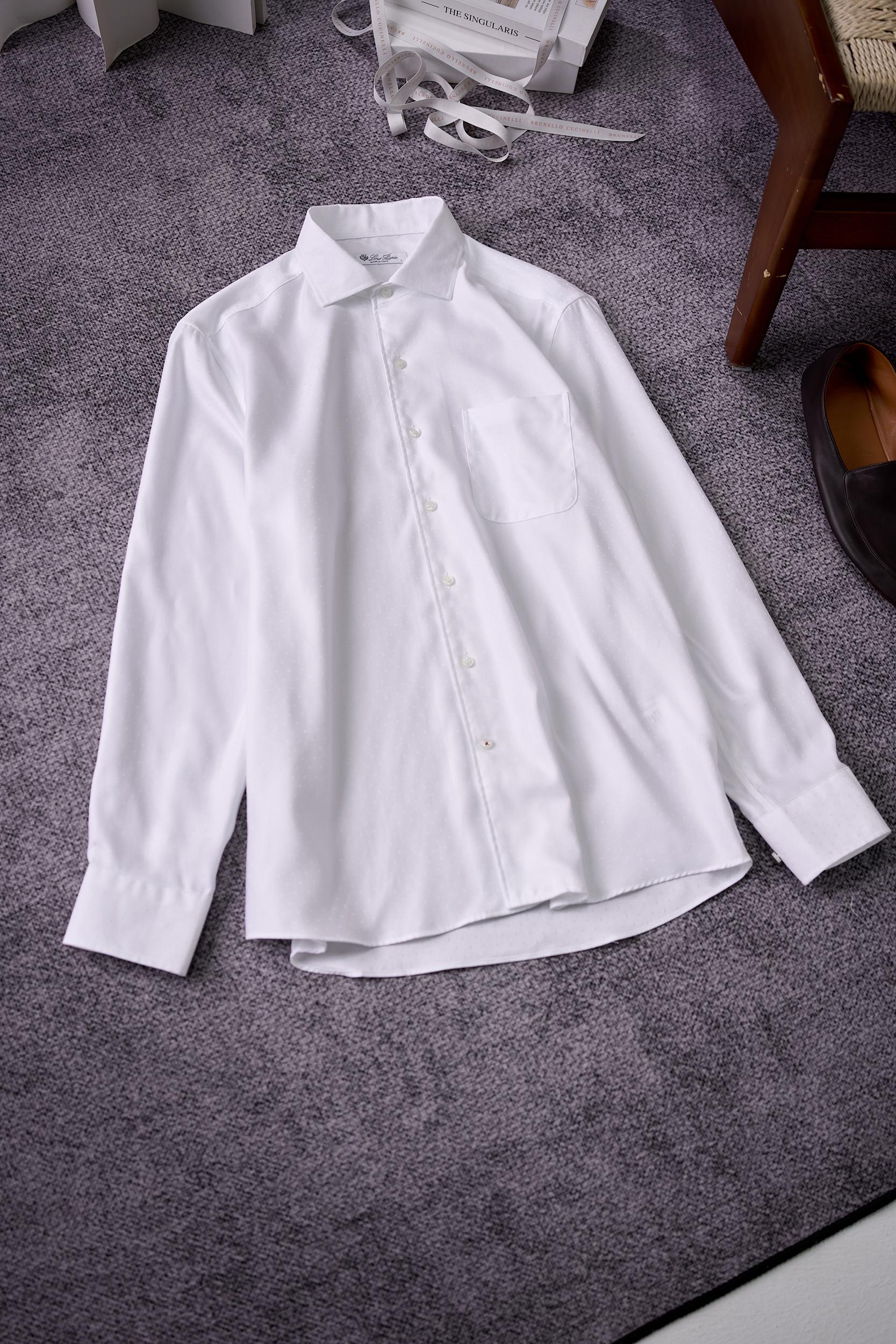 NO:522656,[Light luxury grainy high-quality color woven jacquard business long-sleeved shirt] At a glance, the unique color weaving process of light luxury, the colors are precisely intertwined in the fiber, presenting patterns of texture, delicate and layered, as if they are masterpieces carefully drawn by artists. This craft not only gives the shirt a high aesthetic, but also ensures the long-lasting and bright color. Even after multiple washings, it can still maintain its original gorgeousness. The selected high-quality cotton has been specially treated to give the shirt a silky smooth touch. When worn close to the body, the skin is instantly wrapped in gentleness, with excellent breathability, allowing you to keep it refreshing and comfortable in your busy work without any restraint.  This business long-sleeved pure cotton shirt is very exquisite, and the texture of the jacquard color adds a low-key luxury. The Windsor collar design further highlights the business atmosphere of the shirt, suitable for wearing in various formal occasions. The addition of pockets not only facilitates the daily carrying of small items, but also enhances the practicality of the shirt. In terms of tailoring, the designers of Nouyou are well aware of the needs of business people. The precise layout design perfectly fits the body curves, showing a straight figure and a confident temperament. Whether it is paired with a straight suit or wearing a simple style alone, you can easily move in business occasions and become the focus of attention. Details can be found, and the exquisite buttons and excellent textures perfectly echo the color and style of the shirt; the stitching of the neckline and cuffs is neat and delicate, demonstrating the brand's strict requirements for quality.  Whether you are attending an important business meeting or attending a formal dinner, this business long-sleeved cotton shirt can show you an elegant and professional image. Paired with a pair of suitable trousers and leather shoes, it can further highlight your personal charm. Size 39-43,,shirts,business suit,alexander wang19860909【轻奢颗粒感高级色织提花商务长袖衬衫】一眼惊艳的轻奢独特的色织工艺,色彩在纤维中精准交织,呈现出深浅有致、细腻而富有层次感的图案,仿佛是艺术家精心绘制的杰作.这种工艺不仅赋予了衬衫极高的美观度,更确保了色彩的持久鲜艳,即便经过多次洗涤,依然能保持如初的绚丽. 精选的高品质棉花,经过特殊处理,赋予了衬衫如丝般柔滑的触感.贴身穿着一刻,肌肤瞬间被温柔包裹,透气性极佳,让你在忙碌的工作中也能保持清爽舒适,毫无束缚之感. 这款商务长袖纯棉衬衫非常精致,提花色织的质感增添了一抹低调的奢华感.温莎领的设计则更加凸显了衬衫的商务气息,适合各种正式场合穿着.口袋的加入,既方便了日常携带小物品,又提升了衬衫的实用性. 剪裁方面,诺悠翩雅的设计师们深谙商务人士的需求.精准的版型设计,完美贴合身体曲线,展现出挺拔的身姿与自信的气质.无论是搭配笔挺的西装,还是单穿展现简约风格,都能在商务场合中游刃有余,成为众人瞩目的焦点. 细节可寻觅,精致的纽扣,质感上乘,与衬衫的色彩和风格完美呼应；领口和袖口的缝线工整细腻,彰显出品牌对品质的严苛要求. 无论是参加重要的商务会议,还是出席正式的晚宴活动,这款商务长袖纯棉衬衫都能让你展现出优雅、专业的形象.搭配一条合适的西裤和皮鞋,更能凸显你的个人魅力. 码数39-43,,shirts,business suit,alexander wang,Men's clothing