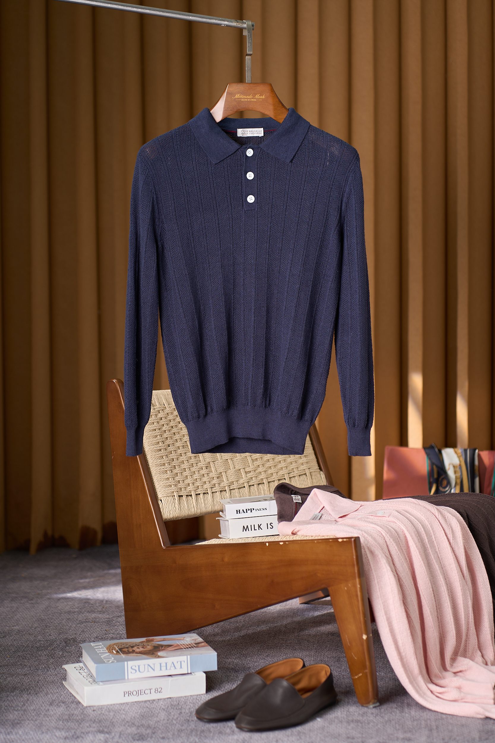 NO:522639,【The perfect product reappears!  BC home counter new products selected high-quality cotton linen yarn three-dimensional jacquard texture three-pin lapel long-sleeved POLO shirt] men's quality products are reappeared!  New products from BC's counter are coming. Brothers, the men's POLO shirts that were questioned are coming!  BC home counter is available. This long-sleeved POLO shirt is synonymous with texture and taste. The selected high-quality cotton and linen yarn combines the softness and skin-friendly and breathable and coolness of cotton. When worn on the body, it is like being gently wrapped in the spring breeze, filling with comfort. Moreover, the cotton and linen material is natural and environmentally friendly, super friendly to the skin, and can be worn with confidence. The fine yarn is evenly distributed without a trace of roughness, and every inch is delicate and smooth. Its three-dimensional jacquard texture is evenly ingenious. The unique weaving process allows the texture to show subtle changes in light and darkness under the light, low-key and stylish, inadvertently showing your extraordinary taste.  The classic three-pin lapel design is neat and atmospheric. The three-pin buttons are arranged in a regular manner, with a full texture, and the opening and closing are exquisite. The lapels are crisp and stylish. Whether it is a business negotiation or a casual party, you can easily switch styles whether it is a business negotiation or a casual party. The long-sleeved design not only can resist you from the cold weather, but also add a calmness and restraint. The simple cuffs show the quality in the details. Whether it is paired with trousers to create a business elite style or enjoy a comfortable weekend with casual pants, it can be perfectly adapted and easily control various occasions. When you wear it, you will be the focus of the crowd, a model of men with taste and temperament!  M-3XL pink blue teak, chanel,alexander wang19860909【臻品再现！BC家专柜新品精选优质棉麻纱线立体提花纹理三粒扣翻领长袖POLO衫】男士臻品再现！BC家专柜新品来袭 兄弟们,被问爆的男士POLO衫来了！BC家专柜上新,这件长袖POLO衫,简直是质感与品味的代名词. 精选优质棉麻纱线,融合了棉的柔软亲肤与麻的透气清凉 ,穿在身上,就像被春日微风轻轻包裹,舒适感拉满.而且,棉麻材质天然环保,对皮肤超友好,敏感肌也能放心穿.细密的纱线均匀分布,没有一丝粗糙感,每一寸都细腻顺滑. 它的立体提花纹理,更是别具匠心.独特的编织工艺,让纹理在光线下呈现出微妙的明暗变化,低调又不失格调,不经意间彰显你的不凡品味. 经典的三粒扣翻领设计,利落又大气.三粒纽扣排列规整,质感十足,开合之间尽显精致.翻领挺括有型,无论是商务洽谈还是休闲聚会,立起或翻下,都能轻松切换风格. 长袖设计,不仅能在微凉的天气为你抵御寒意,还增添了一份沉稳与内敛.简约的袖口,细节之处尽显品质. 不管是搭配西裤打造商务精英范,还是配上休闲裤享受惬意周末,它都能完美适配,轻松驾驭各种场合.穿上它,你就是人群中的焦点,品味与气质并存的男士典范！M-3XL 粉色 蓝色 柚木色,,chanel,alexander wang,Men's clothing