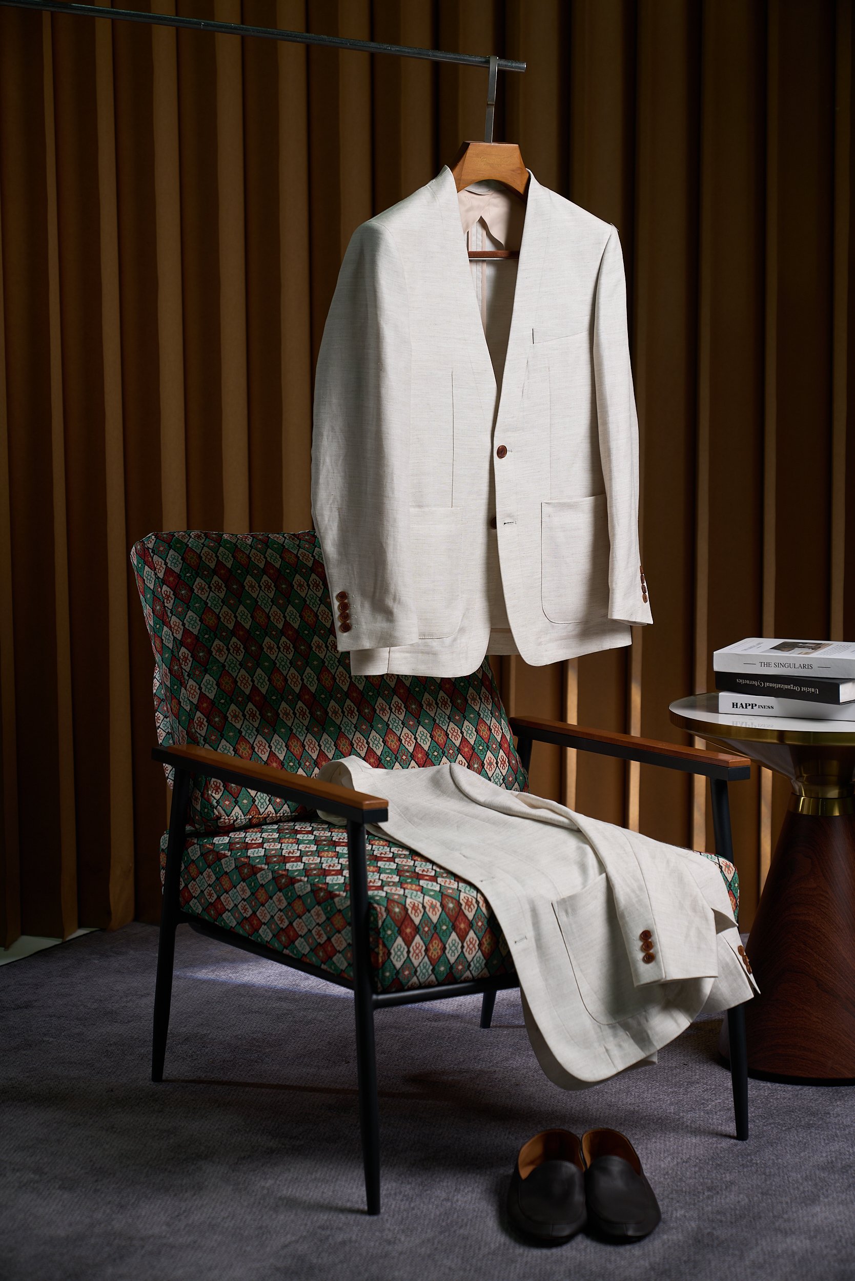 NO:522645,[Breoni Ivory White Linen Cardigan Jacket] Originated from the classic original design of Brioni in 1955, it innovatively combines two classic elements of jacket and cardigan. It is a must-have item in the wardrobe to create a model of casual and elegant style. The edges of the suit are detailed and piping, and the seams are finely made, reflecting high-quality production craftsmanship. The pocket design suit has two pockets, and the edges of the pockets are also piping, which is consistent with the overall design style. Brown buttons are used at the cuffs and front closures, and the buttons are finely sewn, which increases the decorativeness of the suit. The semi-liner and structural lines of the lining and structural suit are clearly visible, showing good tailoring and structural design. Use a wrenchless design and horn buckle.  The button-closed internal pocket, two front patch pockets and two rear slits, the collar, pocket and edge are decorated with details of the face line, coping with the unremitting pursuit of casual dressing style and naturally revealing exquisite style in informal occasions. Number 48-56,,jackets & coats,business suit,alexander wang19860909【布莱奥尼象牙白色亚麻开衫式夹克】源于1955年Brioni经典原创设计,创新融合夹克和开衫两大经典元素,衣橱必备单品,打造随性而不失优雅的典范之作. 边缘与接缝西装的边缘有细致的滚边设计,接缝处做工精细,体现出高品质的制作工艺. 口袋设计西装设有两个口袋,口袋的边缘同样有滚边处理,与整体设计风格一致. 纽扣细节袖口和前襟处使用了棕色纽扣,纽扣的缝线细致,增加了西装的装饰性. 内衬与结构西装的半内衬和结构线条清晰可见,显示出良好的剪裁和结构设计. 采用无驳头设计 搭配牛角扣 纽扣开合的内部口袋、两个前贴袋与两个后开叉,领口、口袋及边缘饰有面间线细节,应对休闲穿搭风范的不懈追求,于非正式场合自然展露精致格调. 码数48-56,,jackets & coats,business suit,alexander wang,Men's clothing