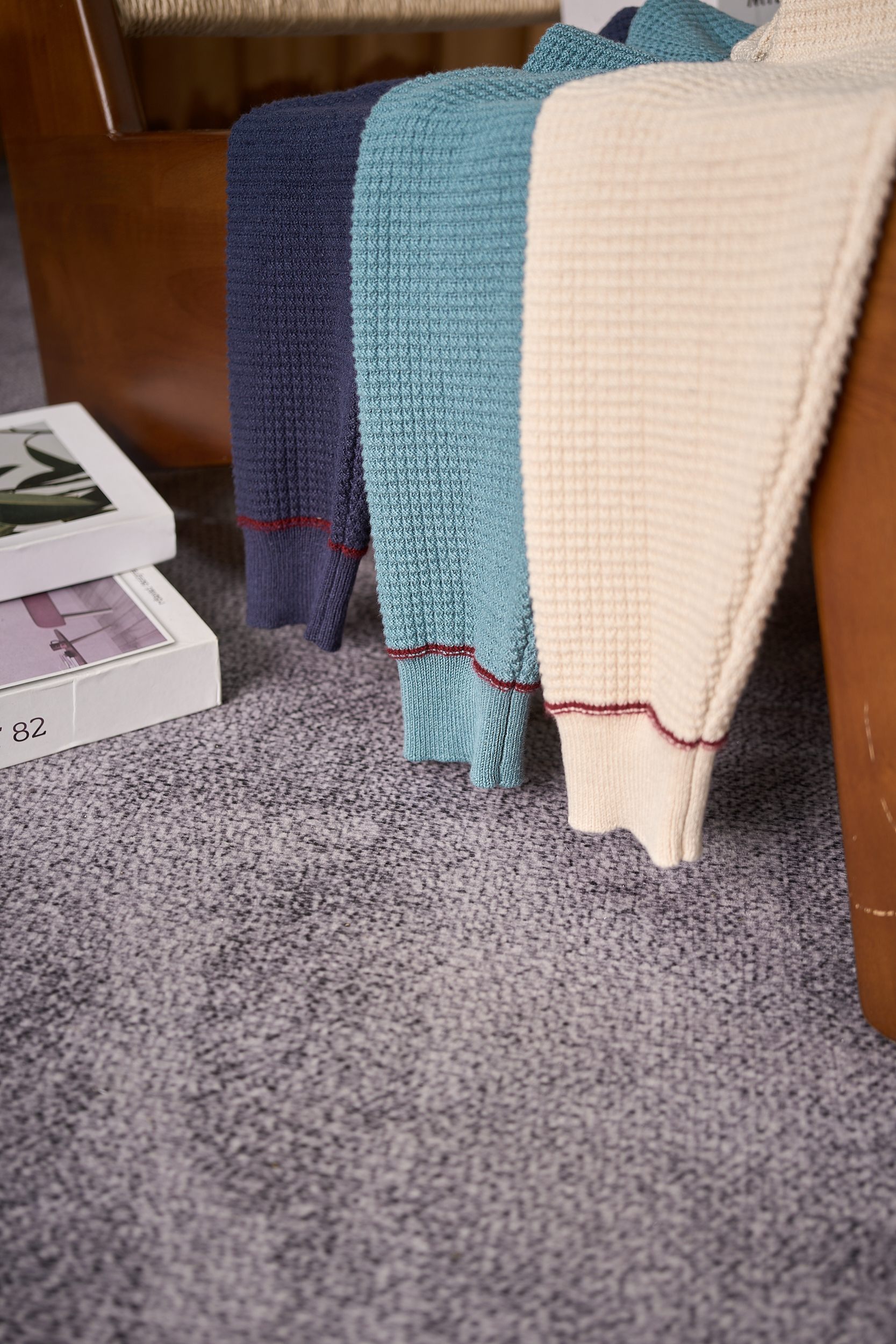 【航海的灵感优雅独特华夫格卷边圆领设计77%亚麻23%棉色织纱线长袖针织衫】男士航海风华夫格长袖针织衫：