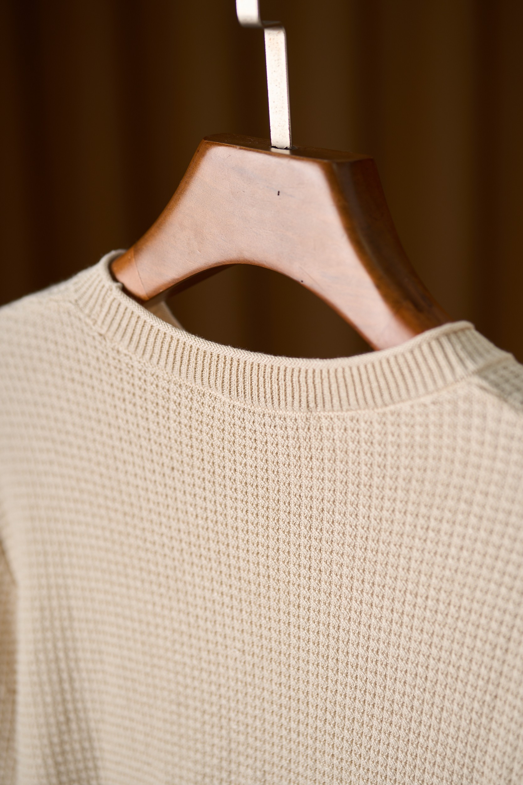 【航海的灵感优雅独特华夫格卷边圆领设计77%亚麻23%棉色织纱线长袖针织衫】男士航海风华夫格长袖针织衫：