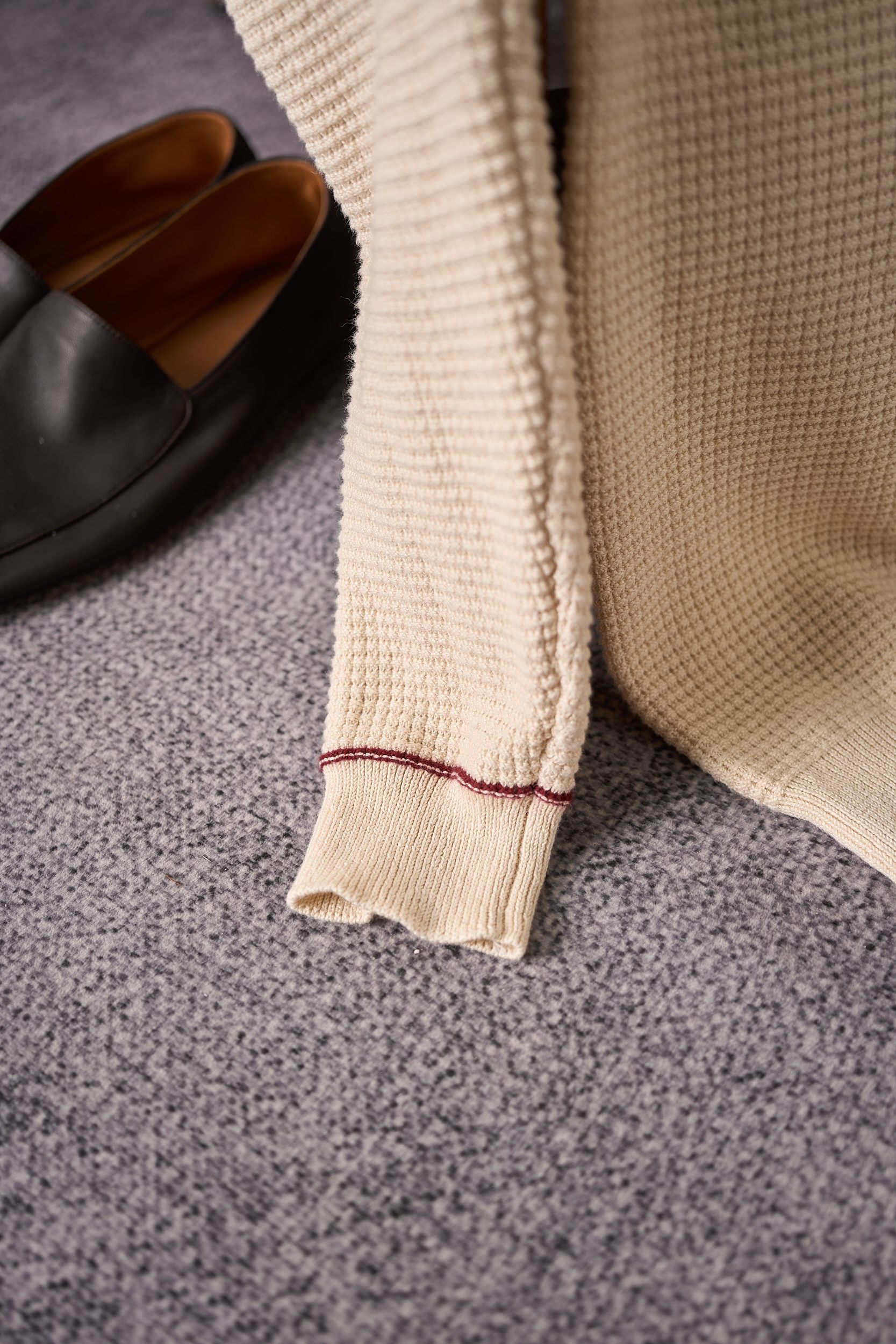 【航海的灵感优雅独特华夫格卷边圆领设计77%亚麻23%棉色织纱线长袖针织衫】男士航海风华夫格长袖针织衫：