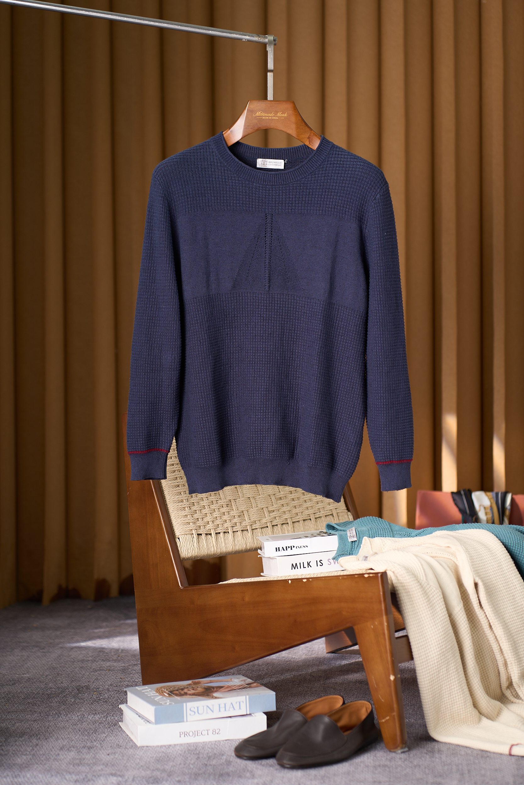 NO:538561,The inspiration of navigation is elegant and unique waffle curled round neck design 77 linen 23 cotton woven yarn long-sleeved sweater for men's nautical style waffle long-sleeved sweater is free and stylish, and comes from the waves. When the romance of navigation meets the elegance of daily life, this long-sleeved sweater with texture and design is born, creating a casual and unrestrained dressing choice for men who pursue style. Nautical inspiration injects the overall style into classic nautical elements, and the simple lines have a sense of freedom and openness. Whether it is for urban commuting or weekend trips, you can wear a relaxed and stylish temperament. The waffle texture has a unique waffle weaving texture, which is concave and concave and delicate touch, which not only enhances the breathability of the fabric, but also adds layers and retro charm to the clothes, saying goodbye to monotony.  The round neck design of curled edges is soft and round neck fits the neck lines, and is matched with exquisite curled edges to weaken the stiffness, add a bit of laziness and casualness, taking into account the comfort and styling. The gold-like colored yarn of 77 linen + 23 cotton is used, which has the advantages of both fabrics. The refreshing and breathable linen is effectively used to deal with daily stuffiness and keep the skin dry at all times. The cotton is soft and skin-friendly, improving the comfort of wearing, and not easily deforming after wearing it. The colored weaving technology makes the colors full and lasting, and it is not easy to fade when washed, and the texture is always online. Code M-3XL, gold, alexander wang19860909航海的灵感优雅独特华夫格卷边圆领设计77亚麻23棉色织纱线长袖针织衫男士航海风华夫格长袖针织衫自在格调,踏浪而来. 当航海的浪漫与日常的优雅相遇,便诞生了这件兼具质感与设计感的长袖针织衫,为追求格调的男士打造随性不随意的穿搭选择. 航海灵感注入整体风格融入经典航海元素,简约线条间自带自由开阔感,无论是城市通勤还是周末出游,都能穿出松弛又有型的气质. 华夫格纹理质感独特华夫格织法,触感凹凸细腻,不仅提升面料透气性,还为衣物增添层次与复古韵味,告别单调. 卷边圆领设计柔和圆领贴合颈部线条,搭配精致卷边工艺,弱化生硬感,增添几分慵懒随性,兼顾舒适与造型感. 采用77亚麻+23棉的黄金配比色织纱线,兼具两种面料的优势亚麻的清爽透气,有效应对日常闷热,让肌肤时刻保持干爽；棉的柔软亲肤,提升穿着舒适度,久穿不易变形.色织工艺更让色彩饱满持久,水洗不易褪色,质感始终在线. 码数M-3XL,,gold,alexander wang,Men's clothing