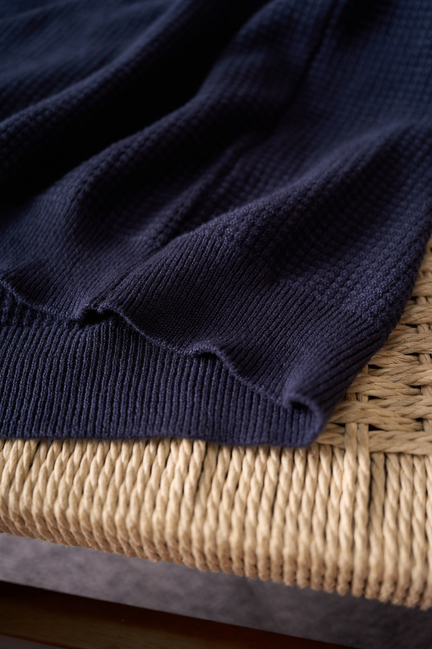 【航海的灵感优雅独特华夫格卷边圆领设计77%亚麻23%棉色织纱线长袖针织衫】男士航海风华夫格长袖针织衫：