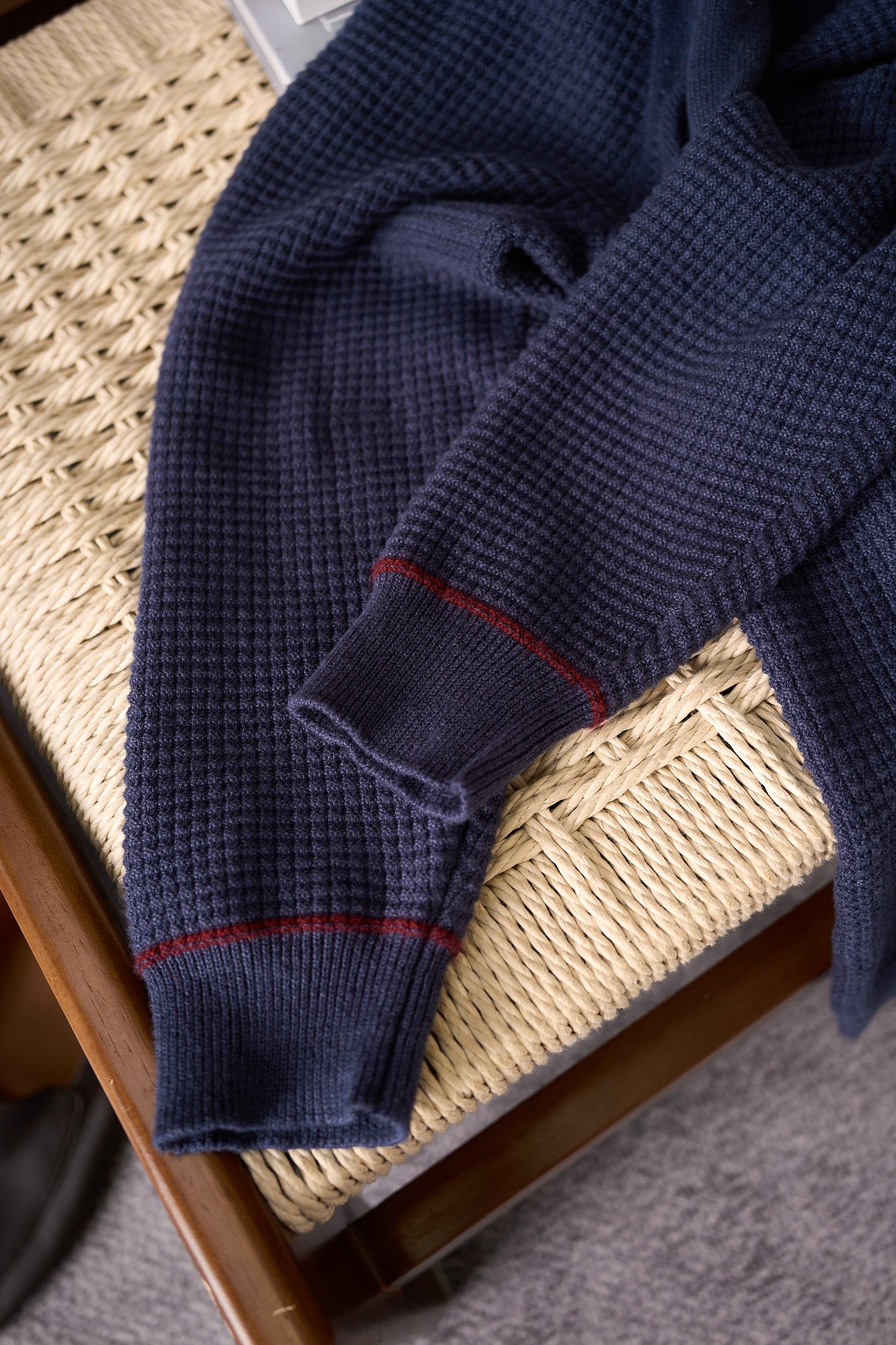 【航海的灵感优雅独特华夫格卷边圆领设计77%亚麻23%棉色织纱线长袖针织衫】男士航海风华夫格长袖针织衫：