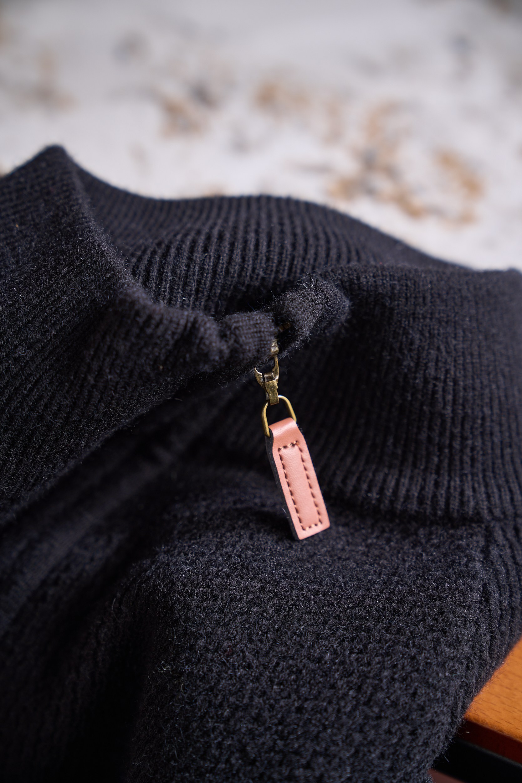 皮革半拉链针织衫，选用含34.6%羊毛提花元宝针织法插肩袖立领针织衫男士半拉链立领针织衫，质感上新，暖意