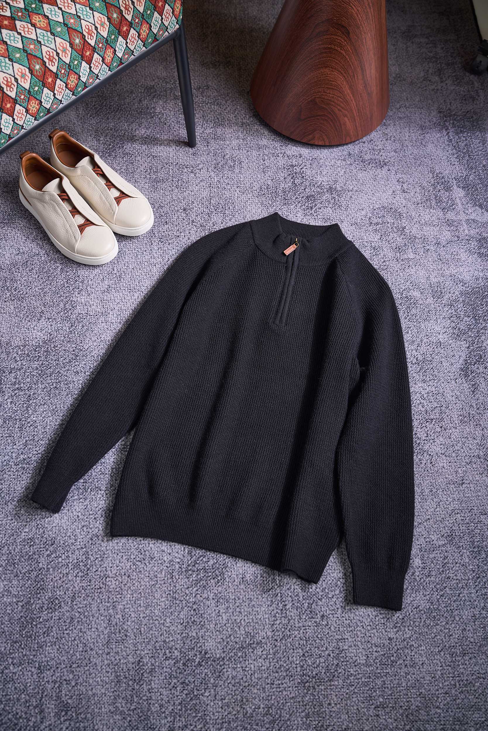 皮革半拉链针织衫，选用含34.6%羊毛提花元宝针织法插肩袖立领针织衫男士半拉链立领针织衫，质感上新，暖意