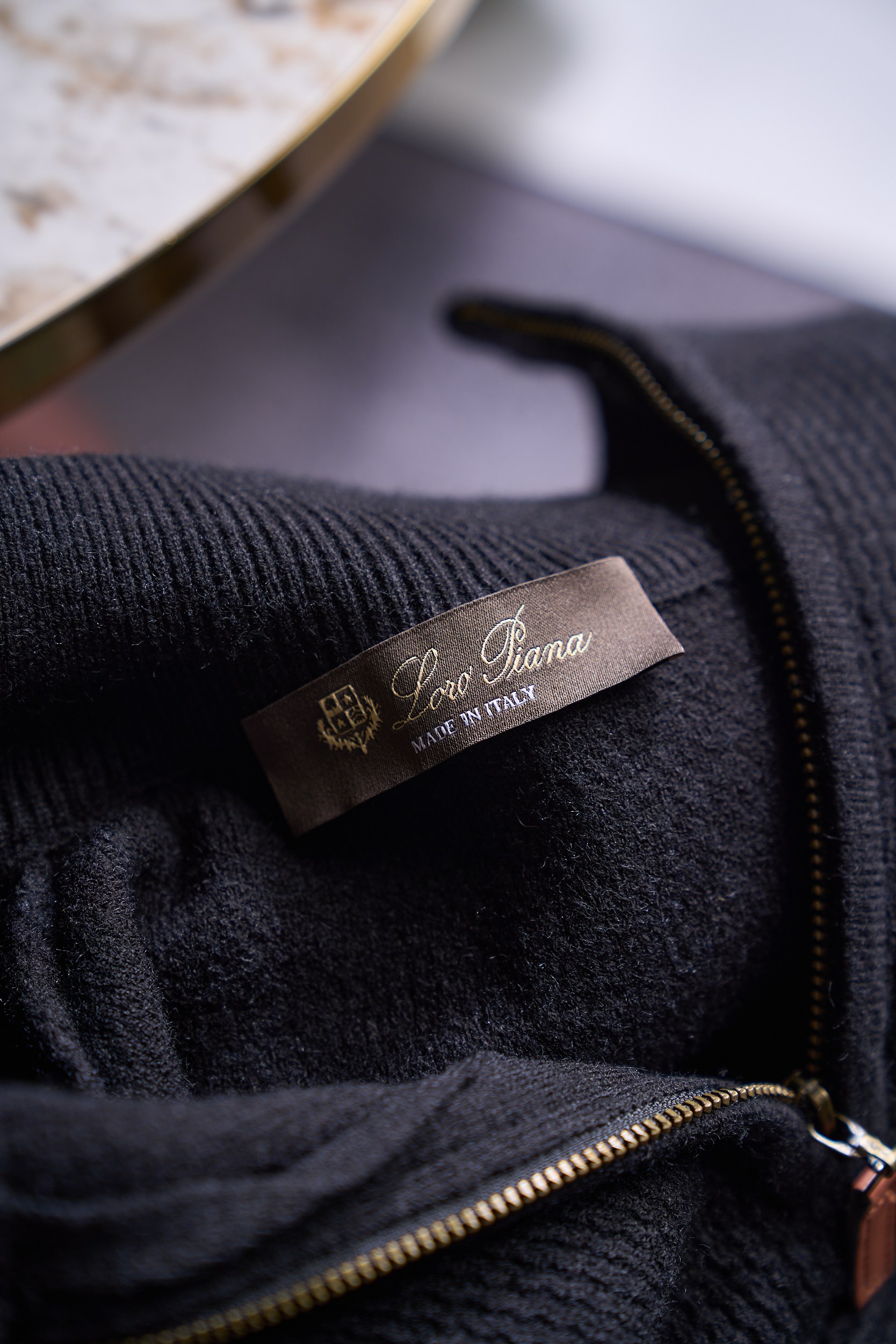 皮革半拉链针织衫，选用含34.6%羊毛提花元宝针织法插肩袖立领针织衫男士半拉链立领针织衫，质感上新，暖意