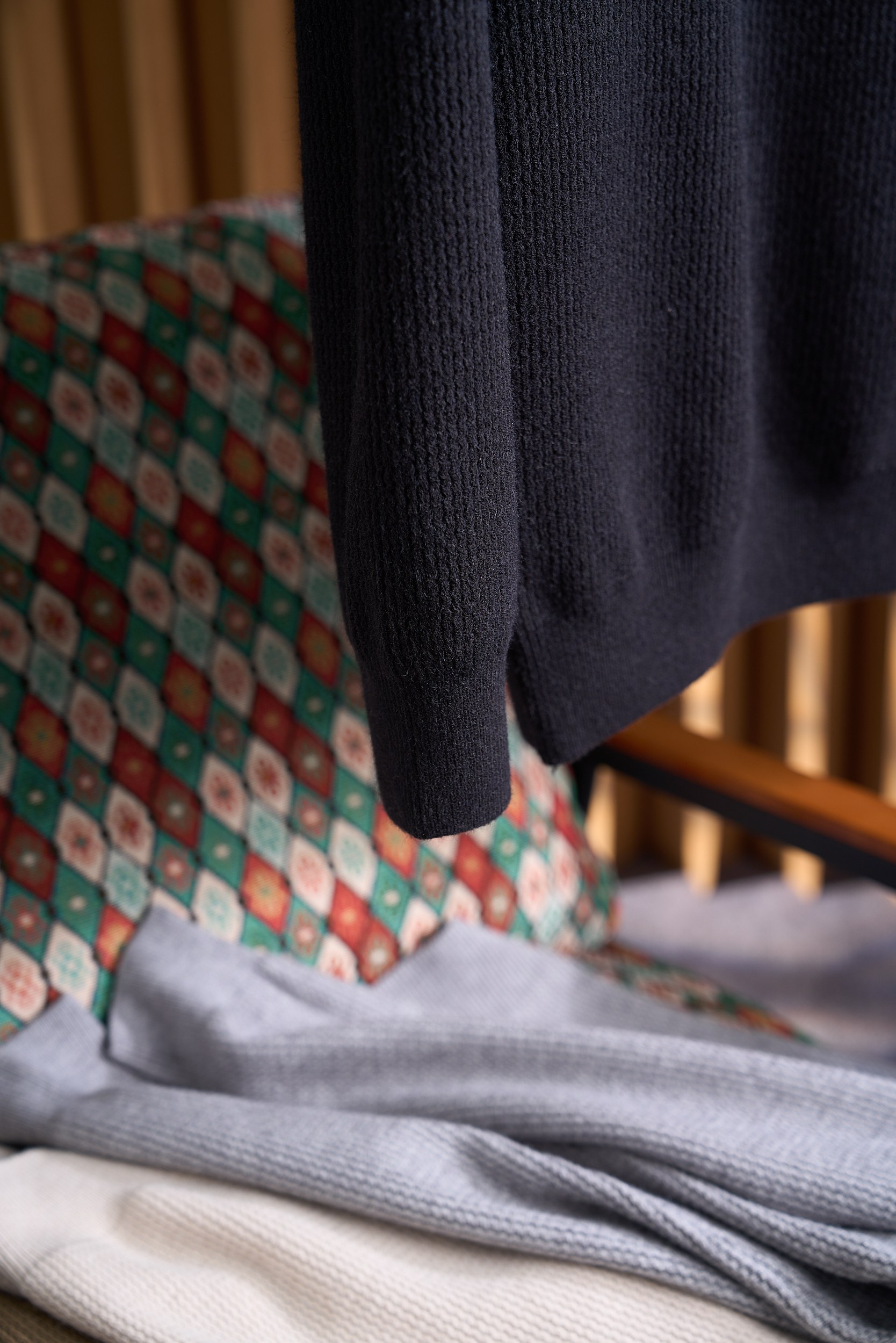 皮革半拉链针织衫，选用含34.6%羊毛提花元宝针织法插肩袖立领针织衫男士半拉链立领针织衫，质感上新，暖意