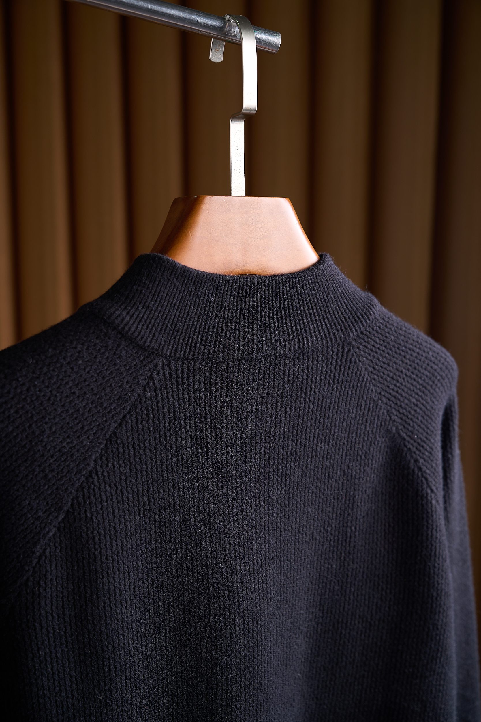 皮革半拉链针织衫，选用含34.6%羊毛提花元宝针织法插肩袖立领针织衫男士半拉链立领针织衫，质感上新，暖意