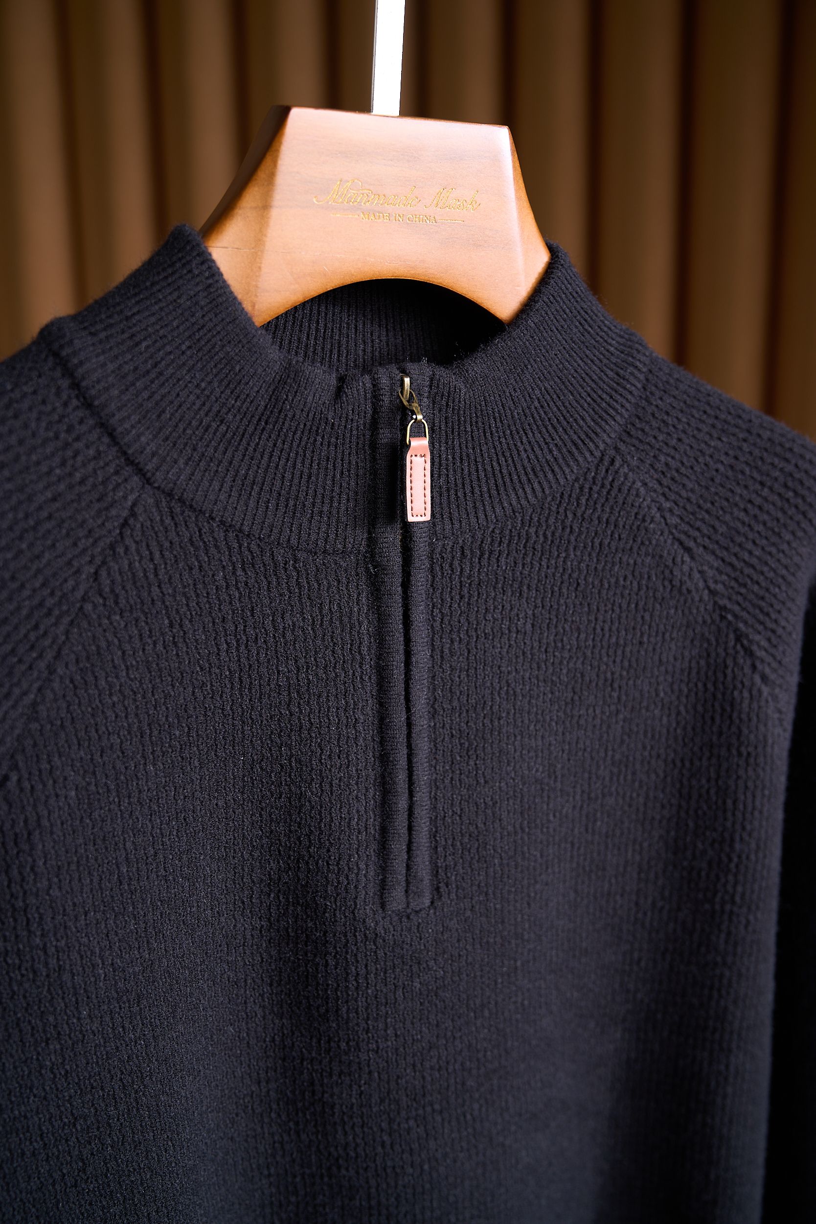 皮革半拉链针织衫，选用含34.6%羊毛提花元宝针织法插肩袖立领针织衫男士半拉链立领针织衫，质感上新，暖意