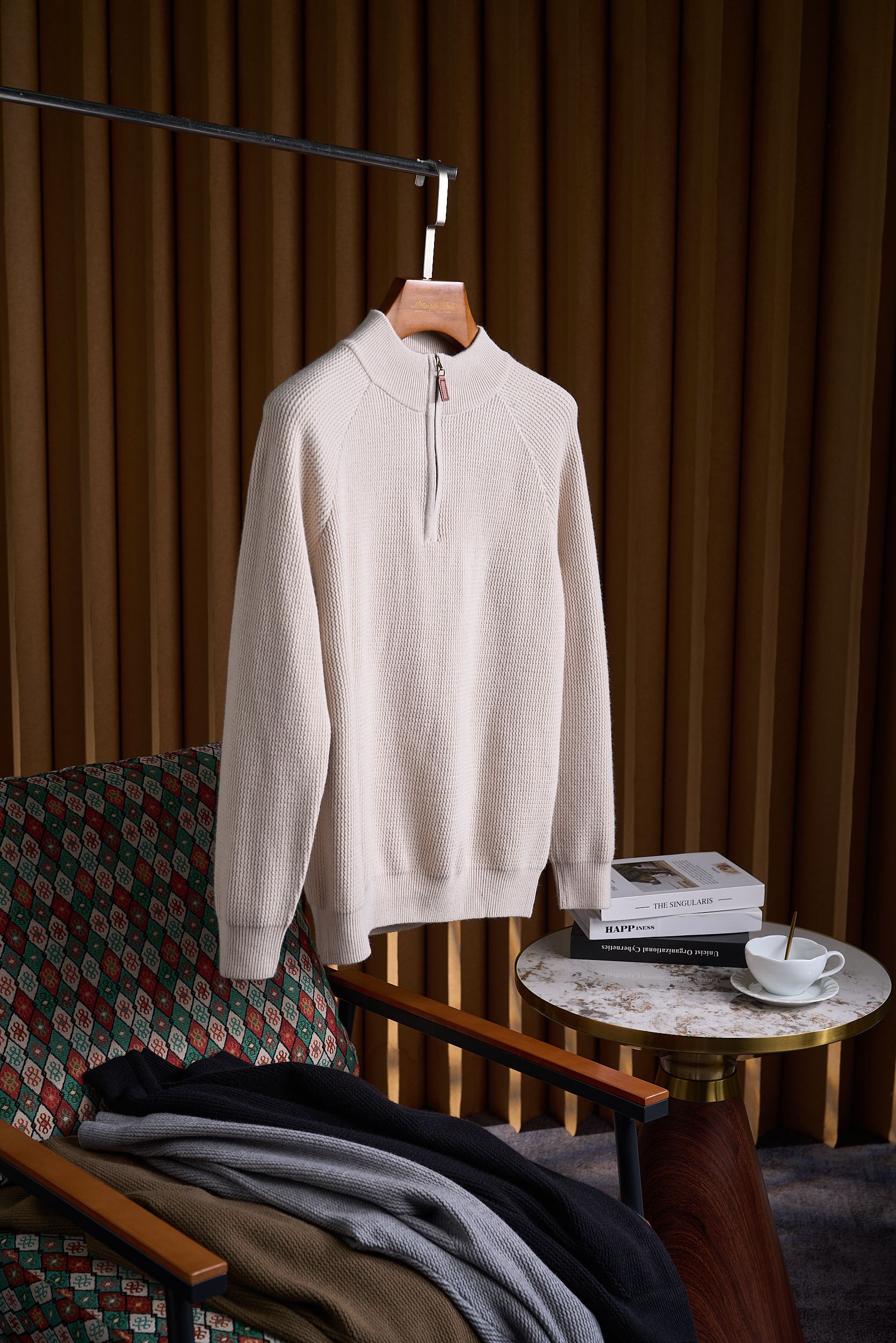 皮革半拉链针织衫，选用含34.6%羊毛提花元宝针织法插肩袖立领针织衫男士半拉链立领针织衫，质感上新，暖意