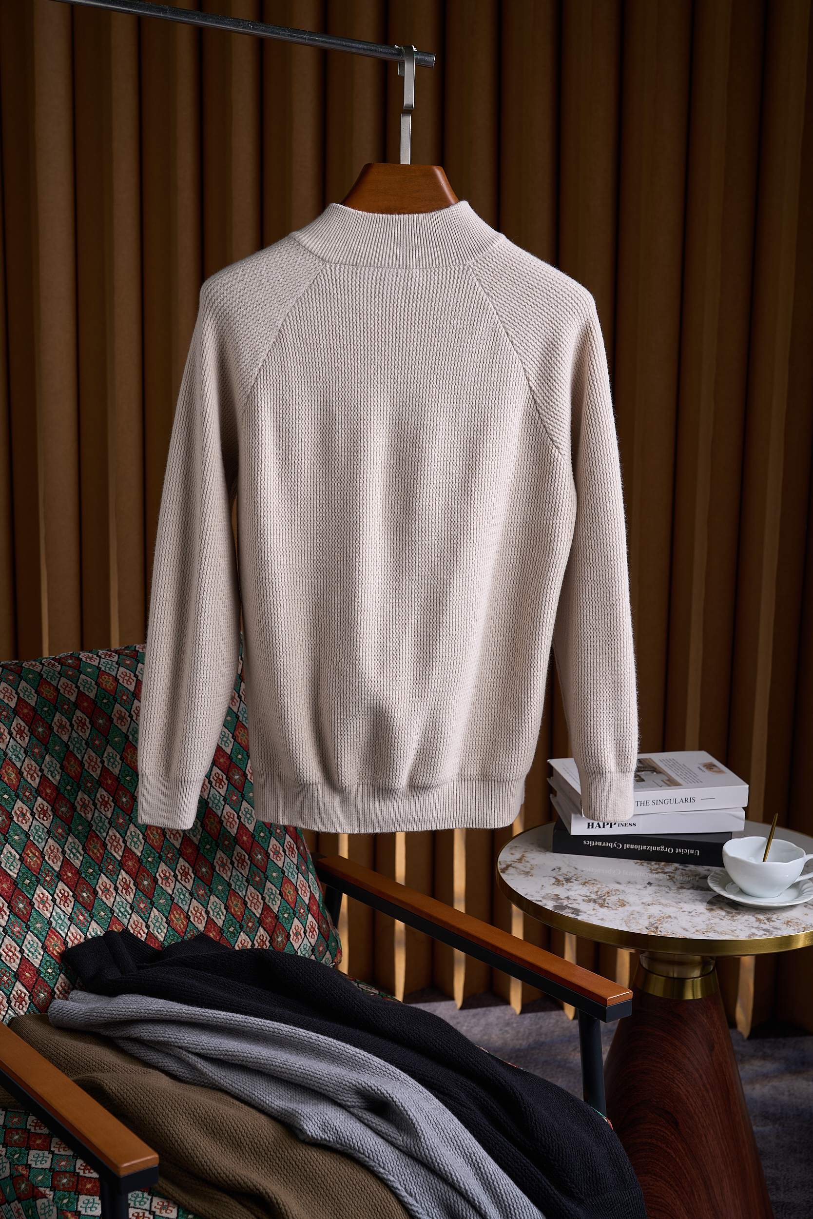 皮革半拉链针织衫，选用含34.6%羊毛提花元宝针织法插肩袖立领针织衫男士半拉链立领针织衫，质感上新，暖意