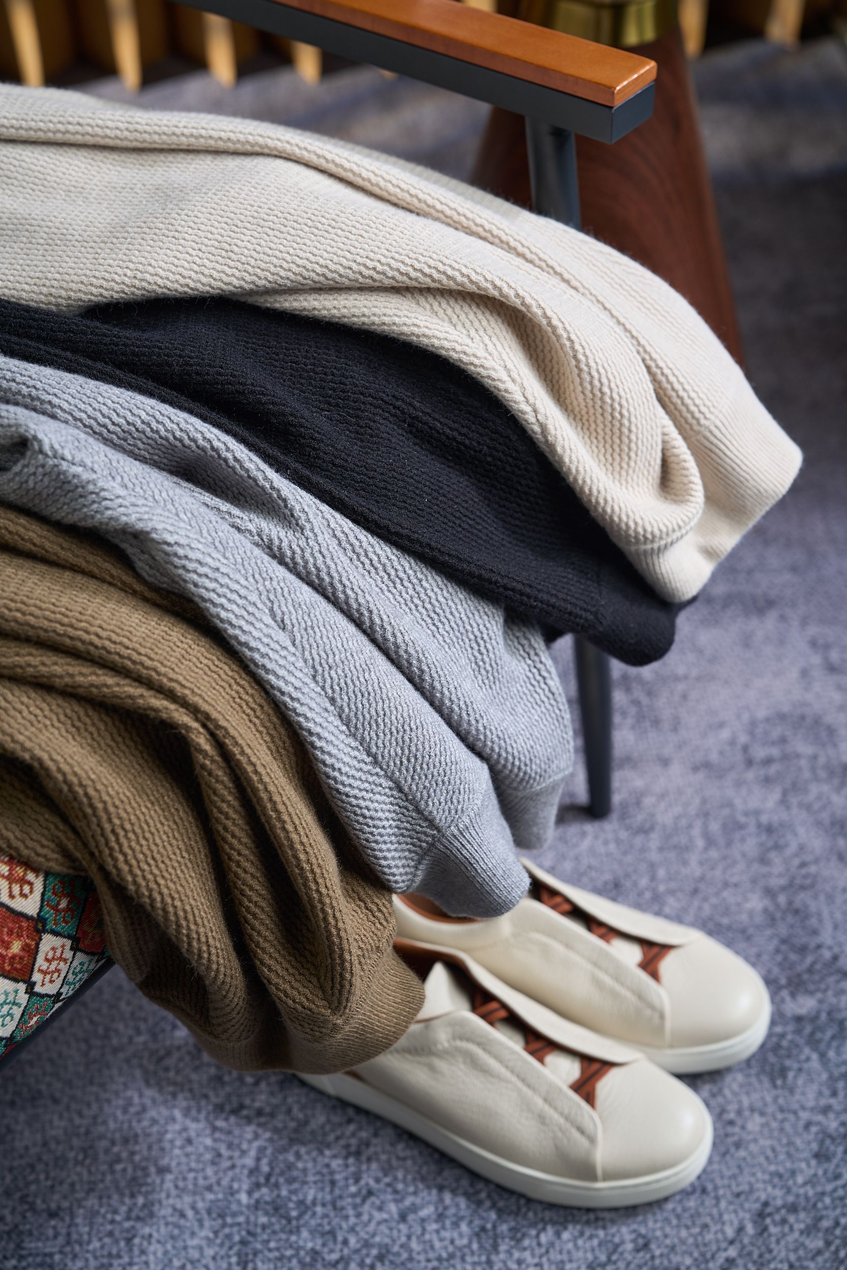 皮革半拉链针织衫，选用含34.6%羊毛提花元宝针织法插肩袖立领针织衫男士半拉链立领针织衫，质感上新，暖意