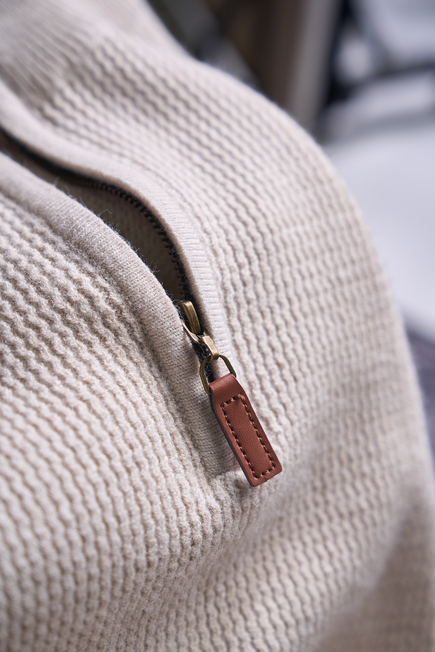 皮革半拉链针织衫，选用含34.6%羊毛提花元宝针织法插肩袖立领针织衫男士半拉链立领针织衫，质感上新，暖意