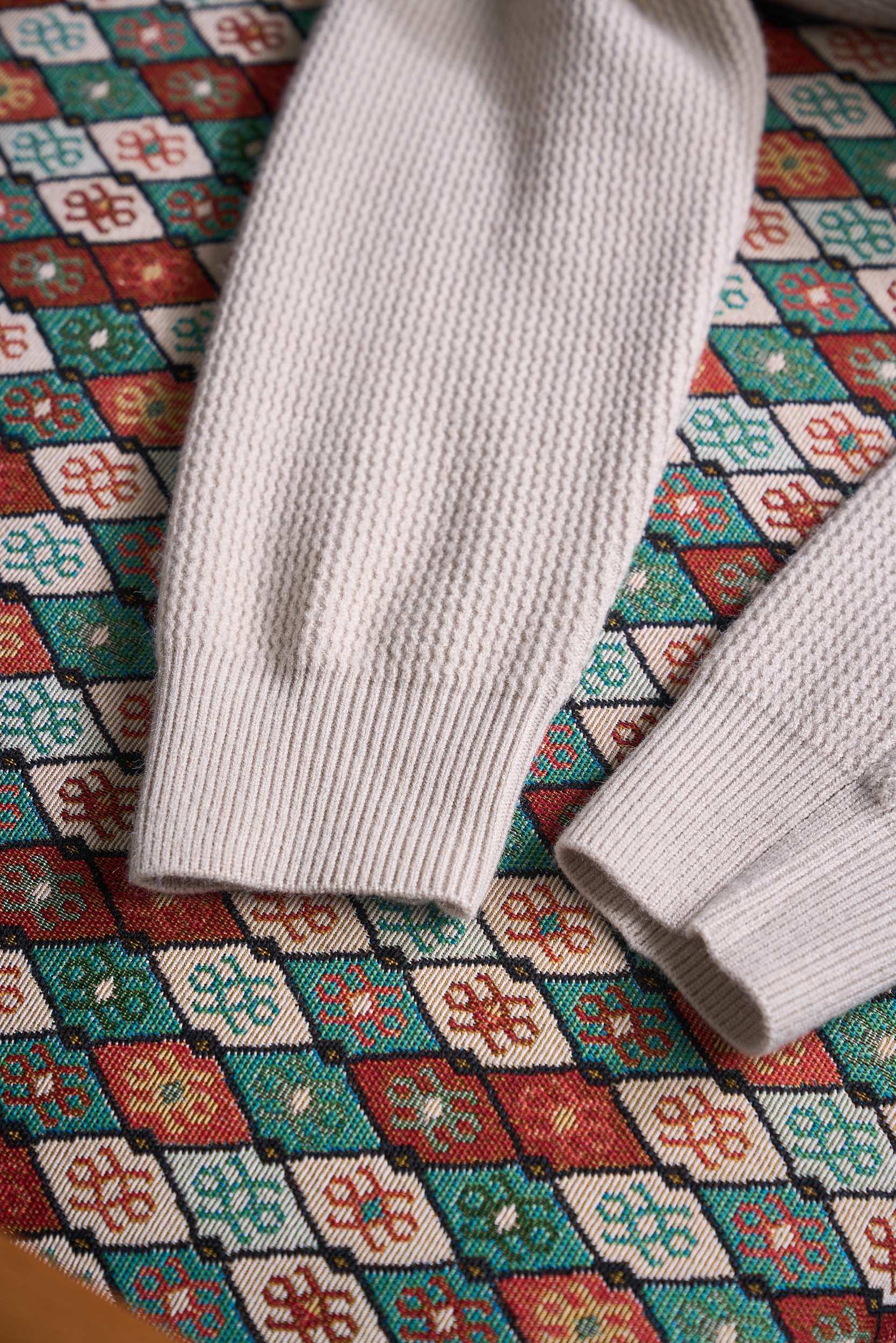 皮革半拉链针织衫，选用含34.6%羊毛提花元宝针织法插肩袖立领针织衫男士半拉链立领针织衫，质感上新，暖意