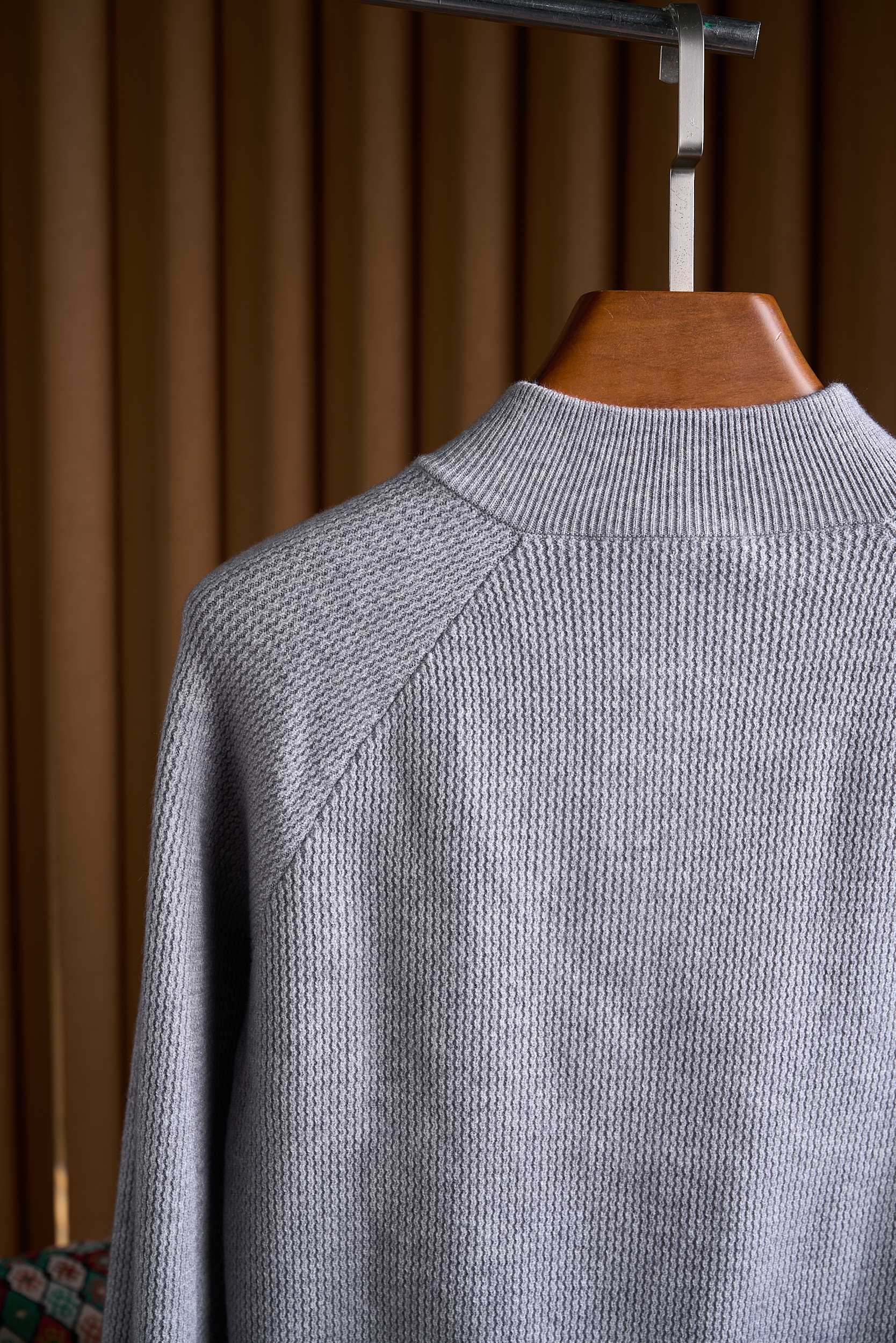 【皮革半拉链针织衫，选用含34.6%羊毛提花元宝针织法插肩袖立领针织衫】 男士半拉链立领针织衫，质感上新