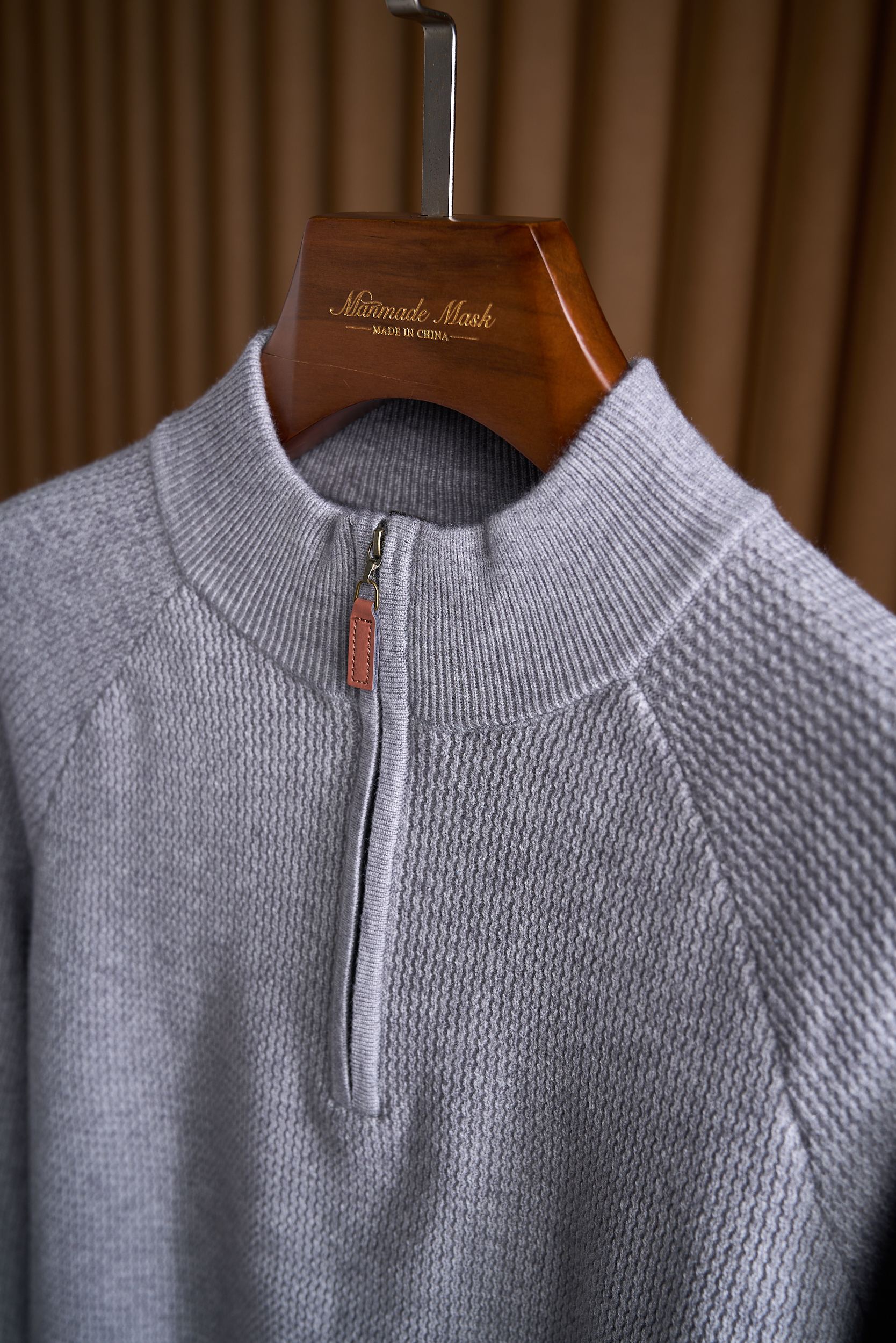 【皮革半拉链针织衫，选用含34.6%羊毛提花元宝针织法插肩袖立领针织衫】 男士半拉链立领针织衫，质感上新